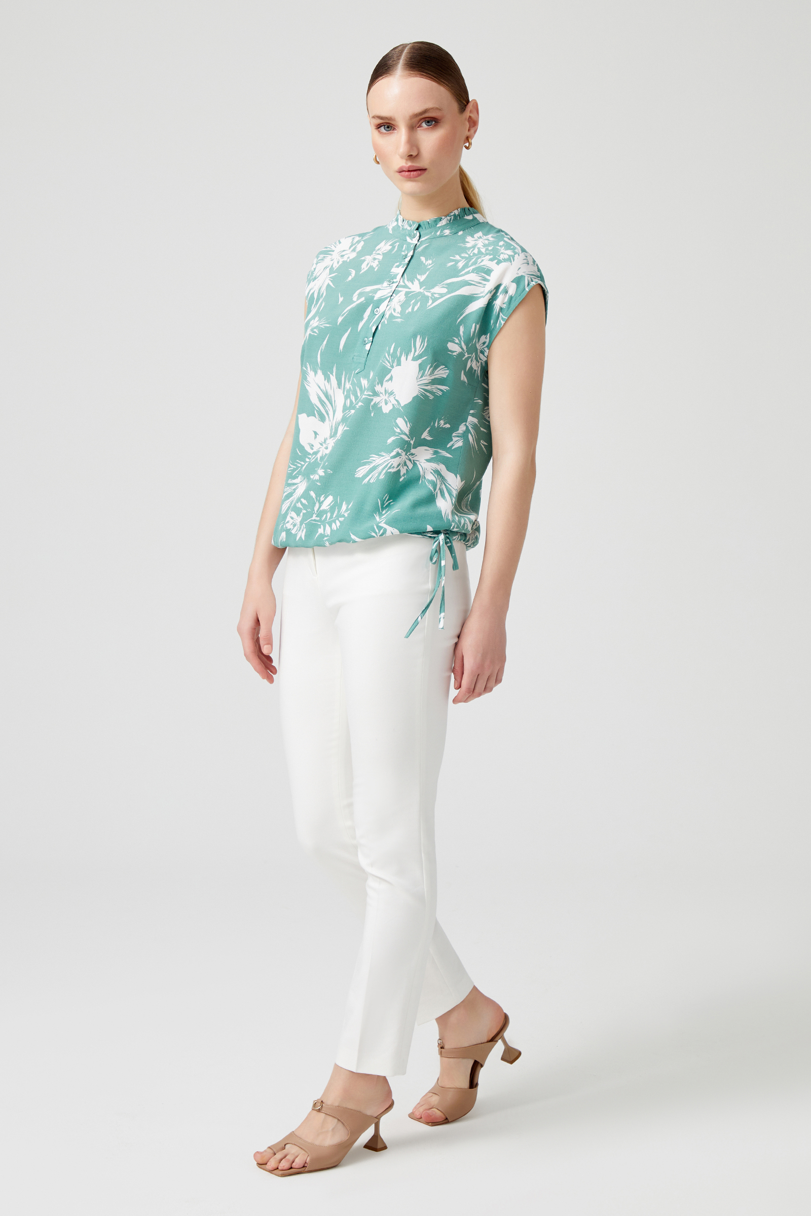 Bağlamalı Kolsuz Bluz