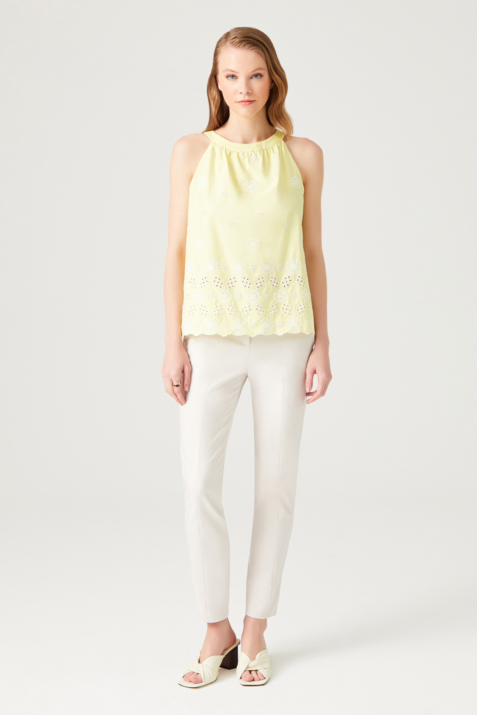 Nakışlı Kolsuz Poplin Bluz