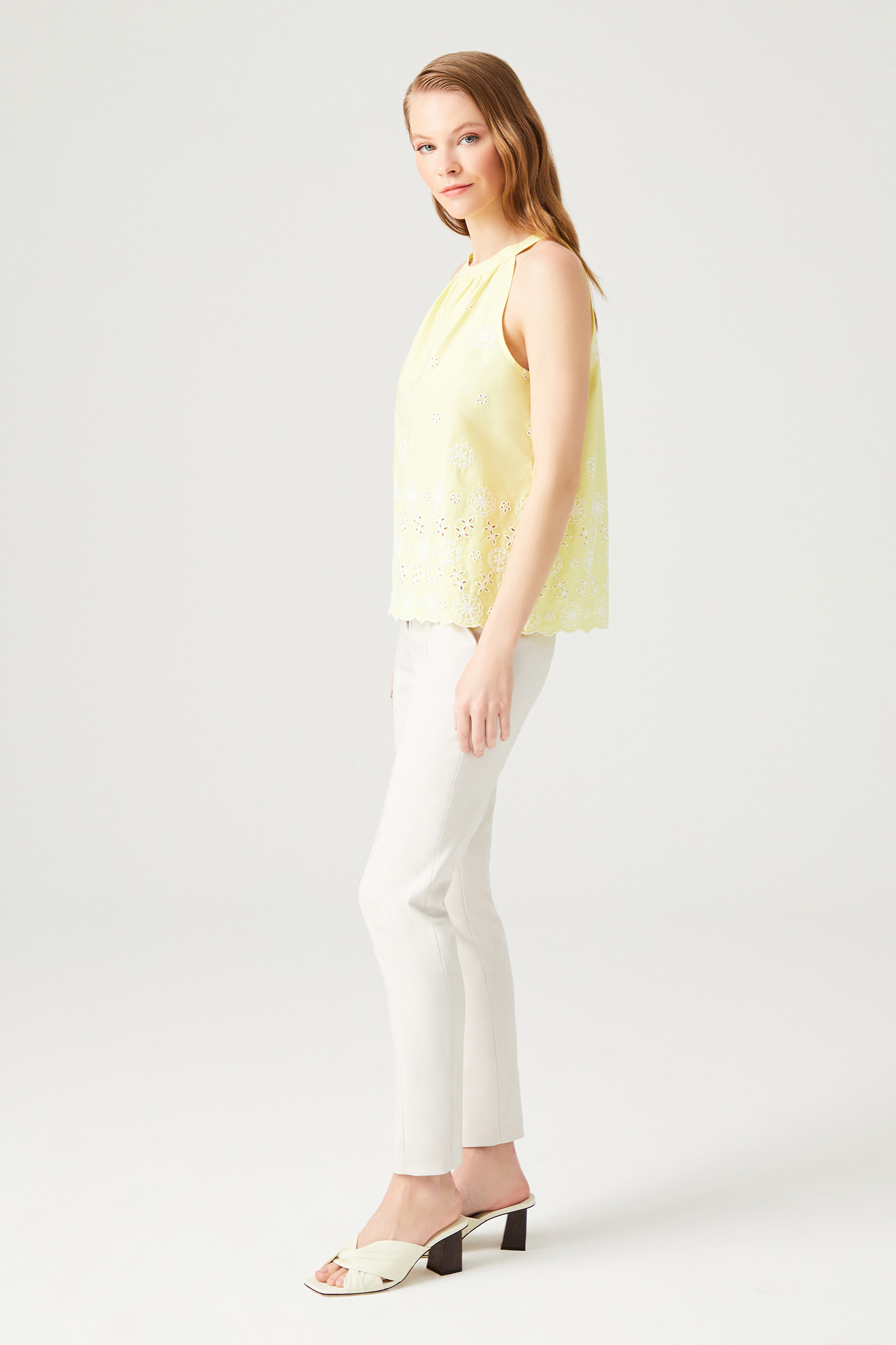 Nakışlı Kolsuz Poplin Bluz