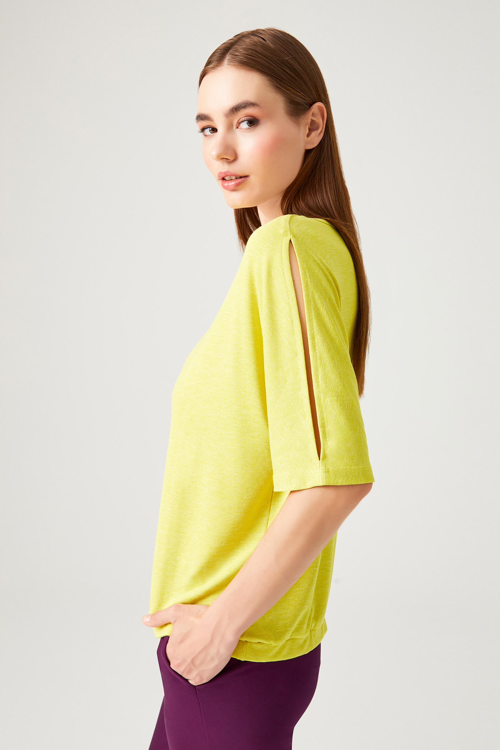 Kolu Yırtmaçlı Örme Bluz