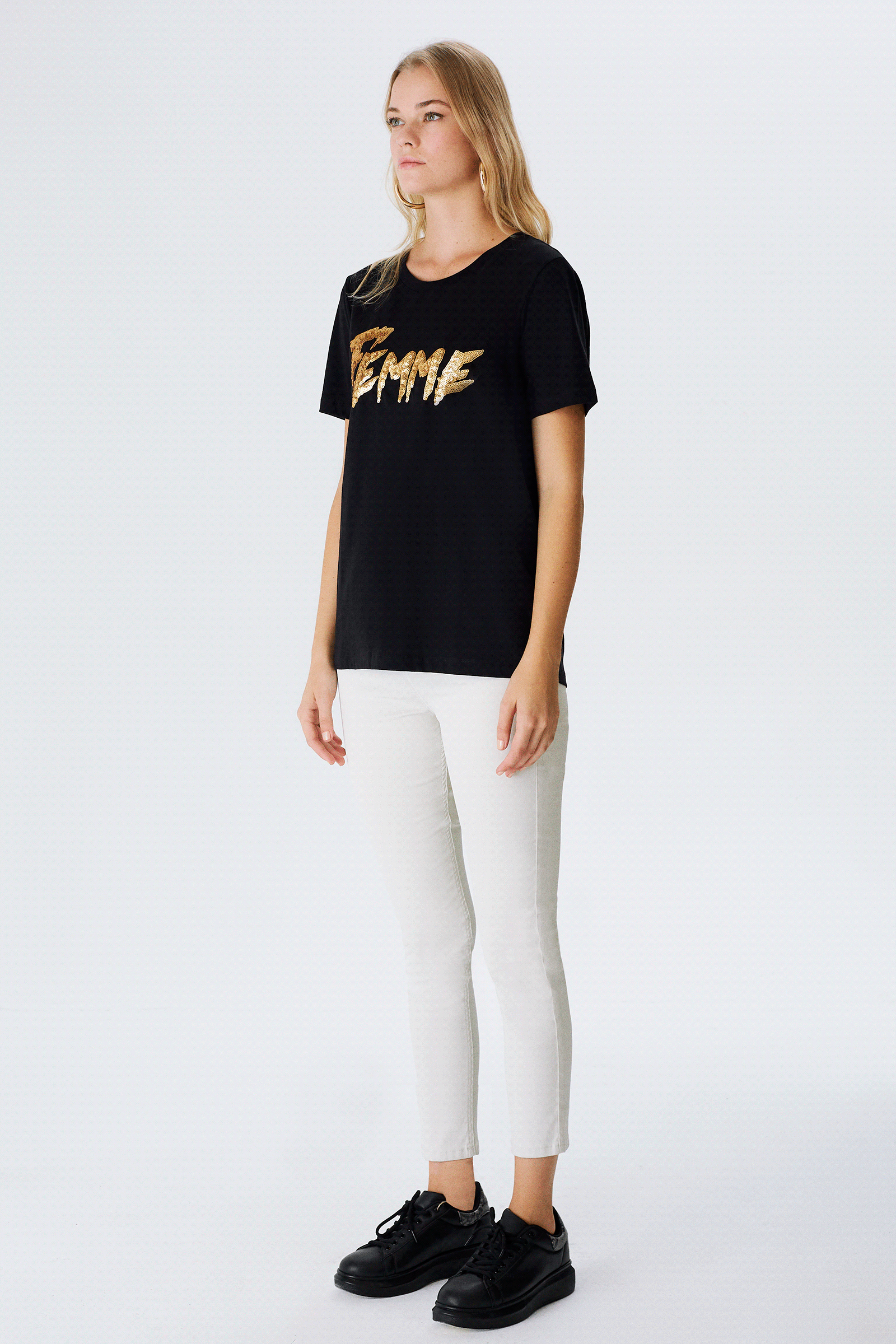 Pul İşlemeli T-shirt