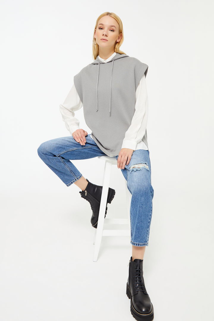 Tek Yanı Yırtmaçlı Kapüşonlu Triko Süveter