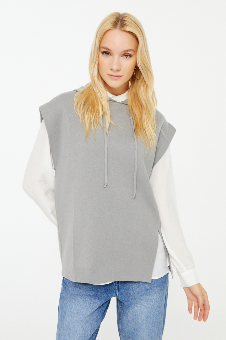 Tek Yanı Yırtmaçlı Kapüşonlu Triko Süveter