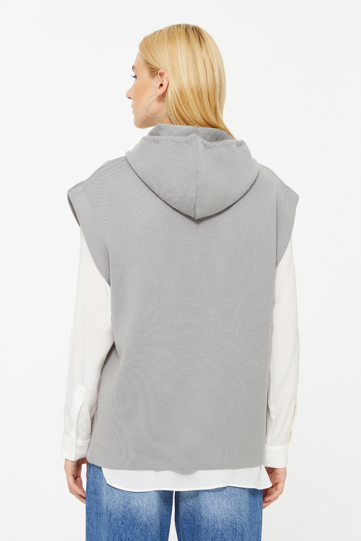 Tek Yanı Yırtmaçlı Kapüşonlu Triko Süveter