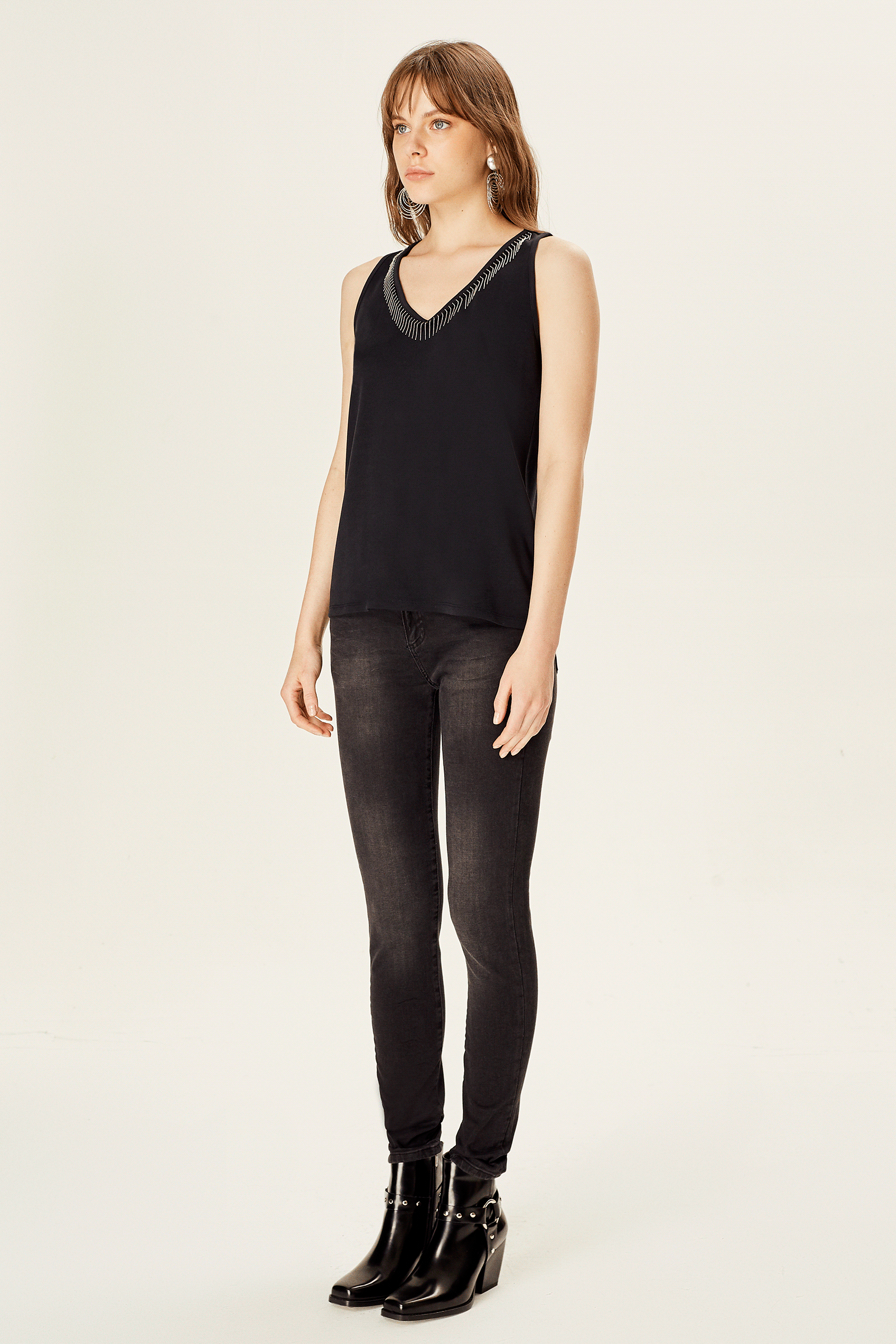 Zincir Aksesuarlı Kolsuz Penye Bluz