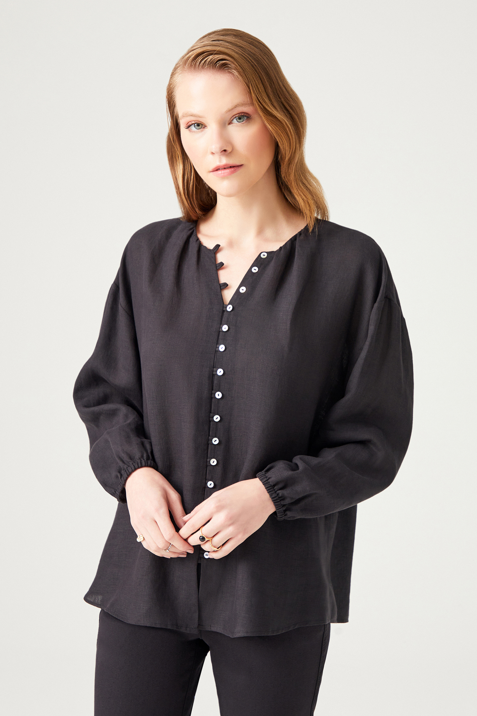 Bol Kesim Düğmeli Keten Bluz