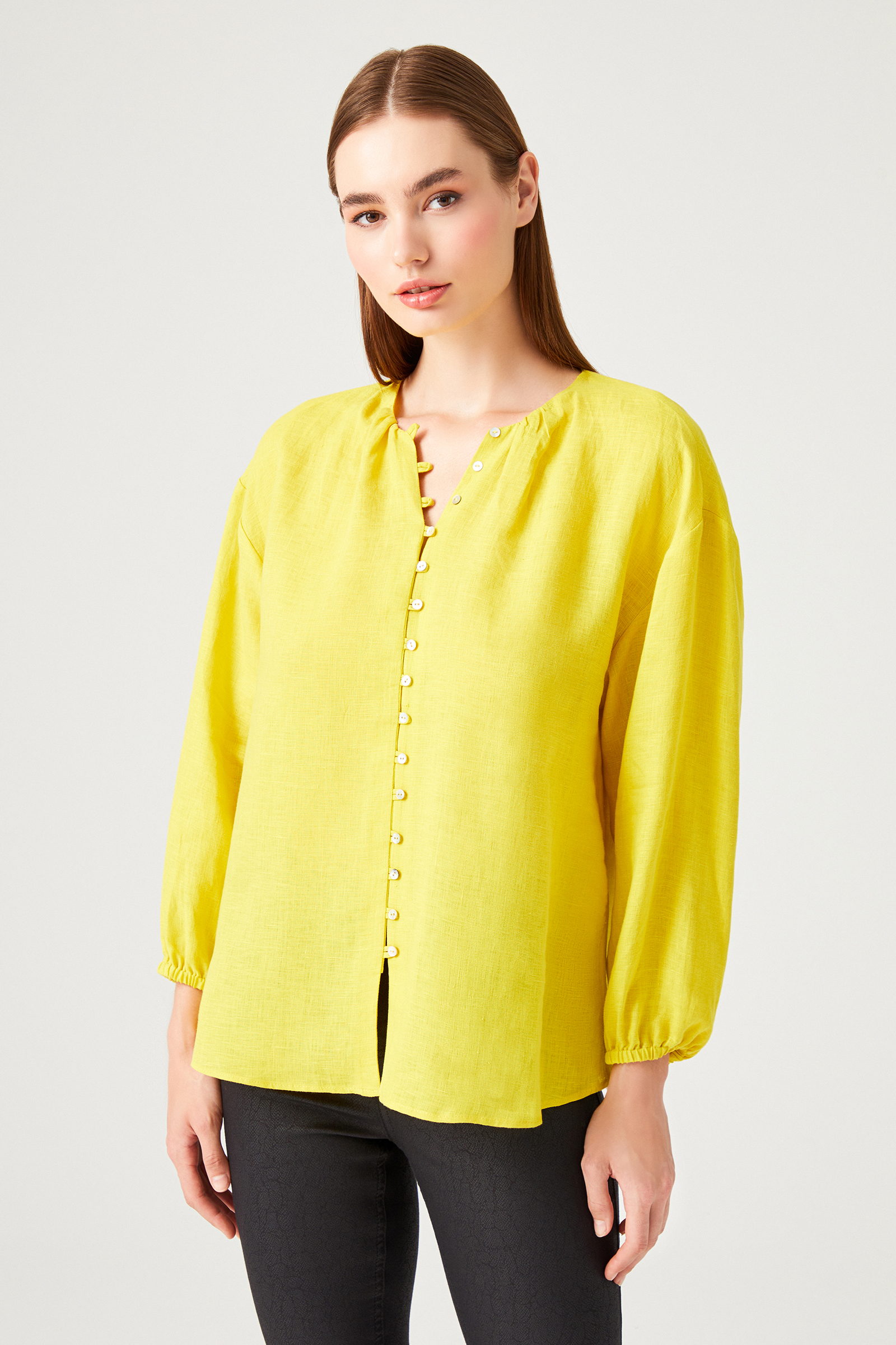 Bol Kesim Düğmeli Keten Bluz