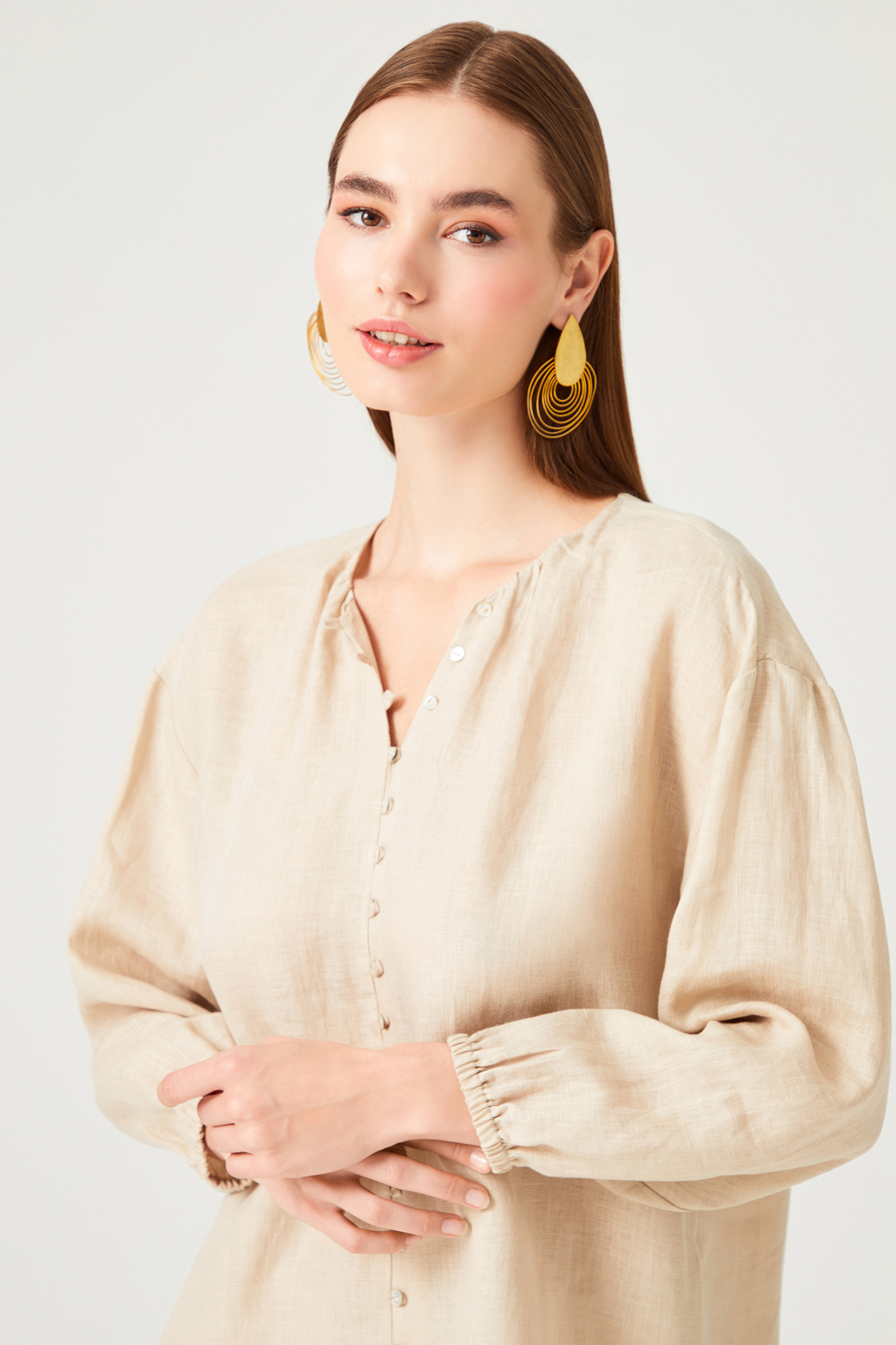 Bol Kesim Düğmeli Keten Bluz