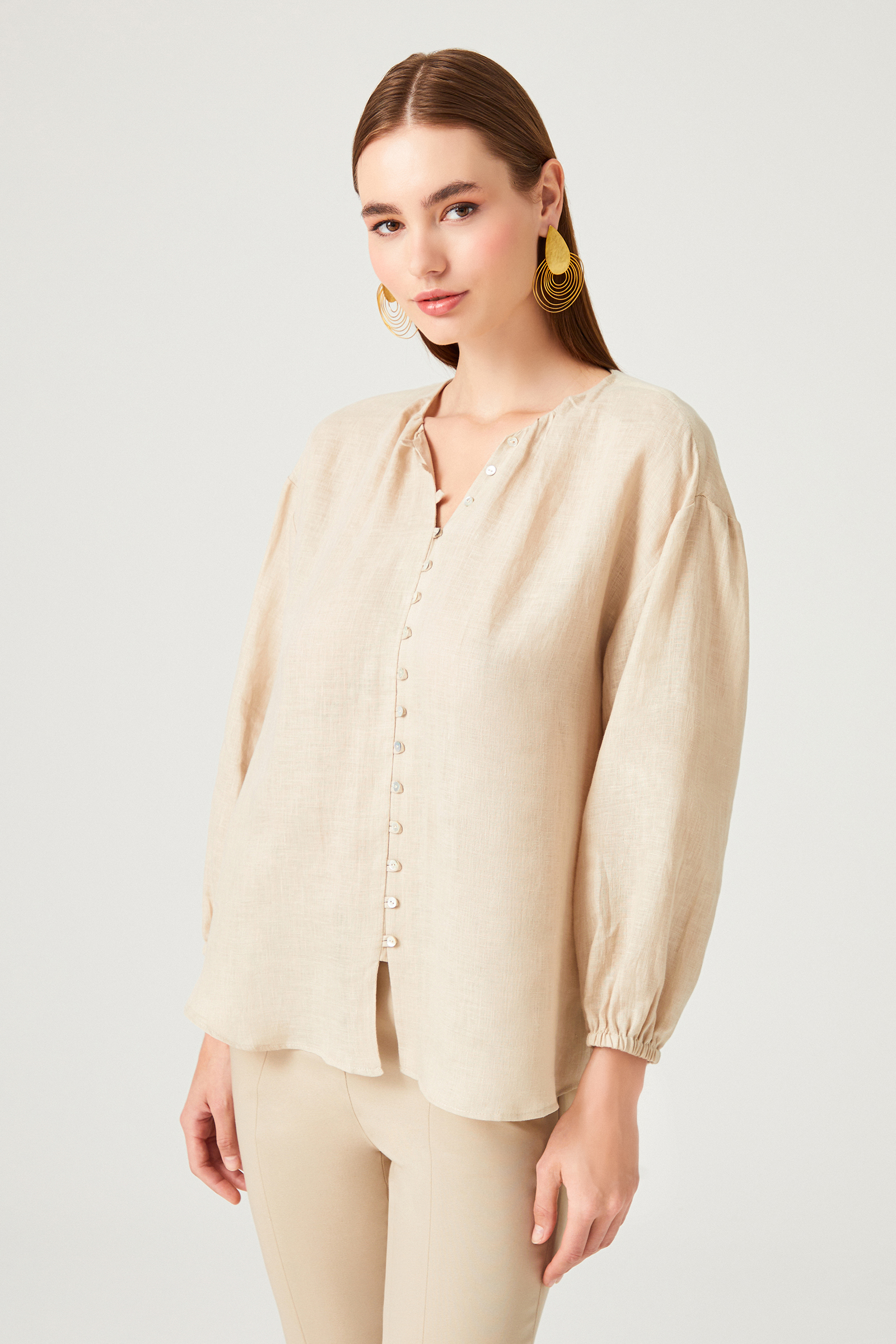 Bol Kesim Düğmeli Keten Bluz