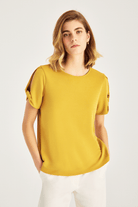 Kolu Burgu Detaylı T-Shirt