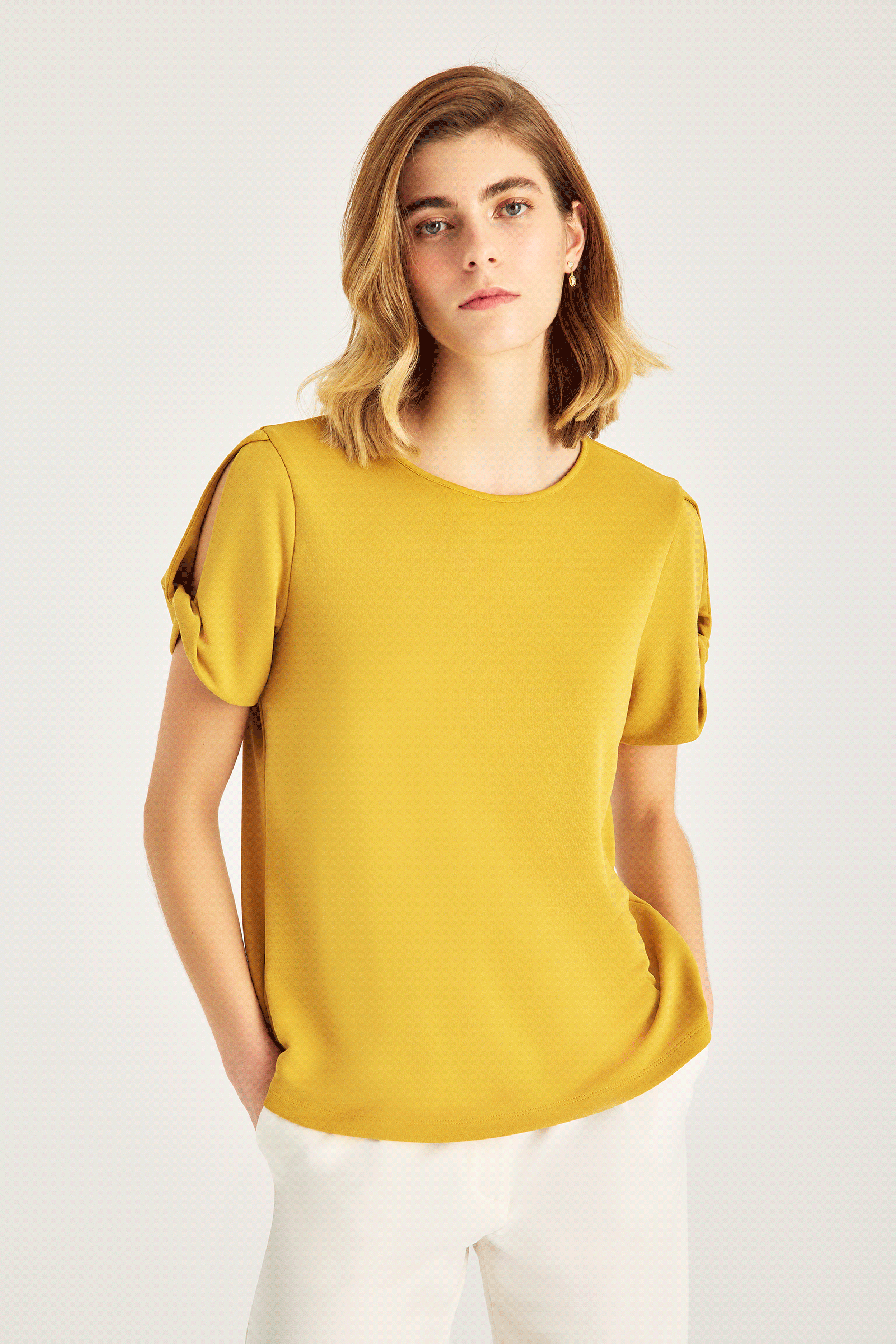 Kolu Burgu Detaylı T-Shirt