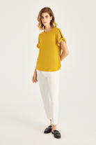 Kolu Burgu Detaylı T-Shirt