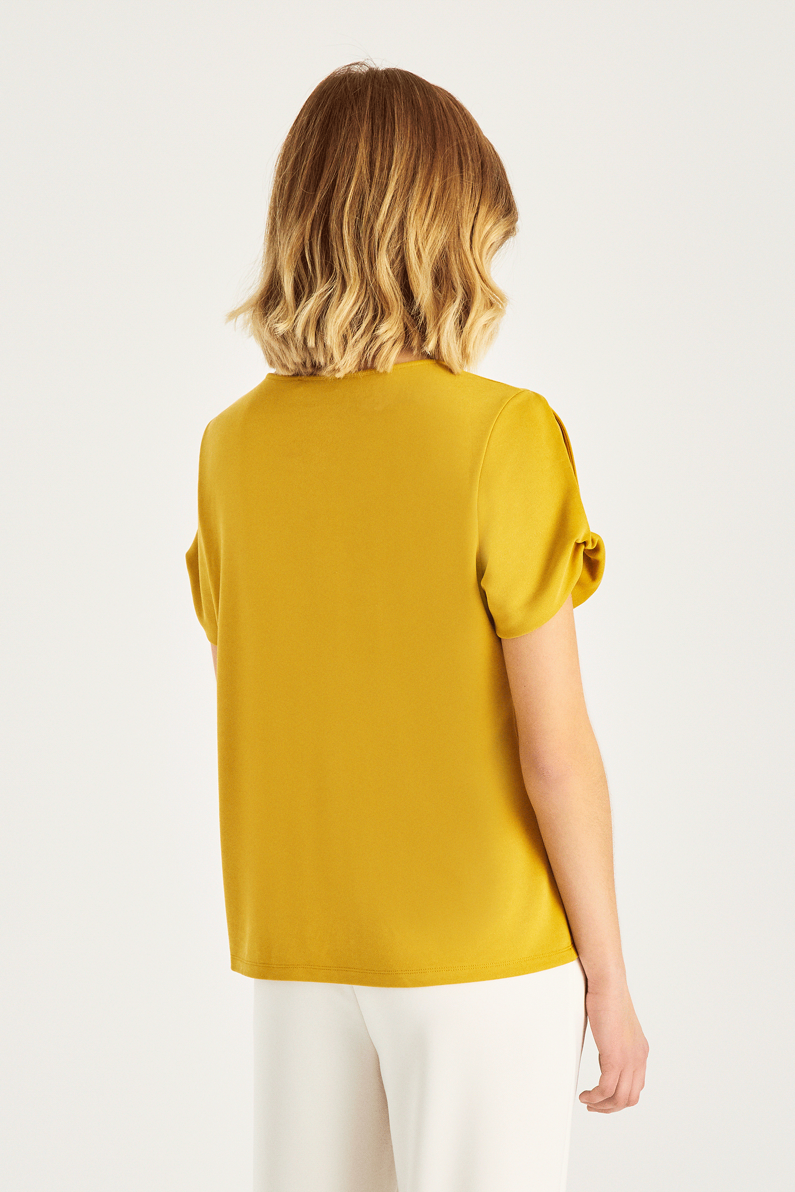 Kolu Burgu Detaylı T-Shirt