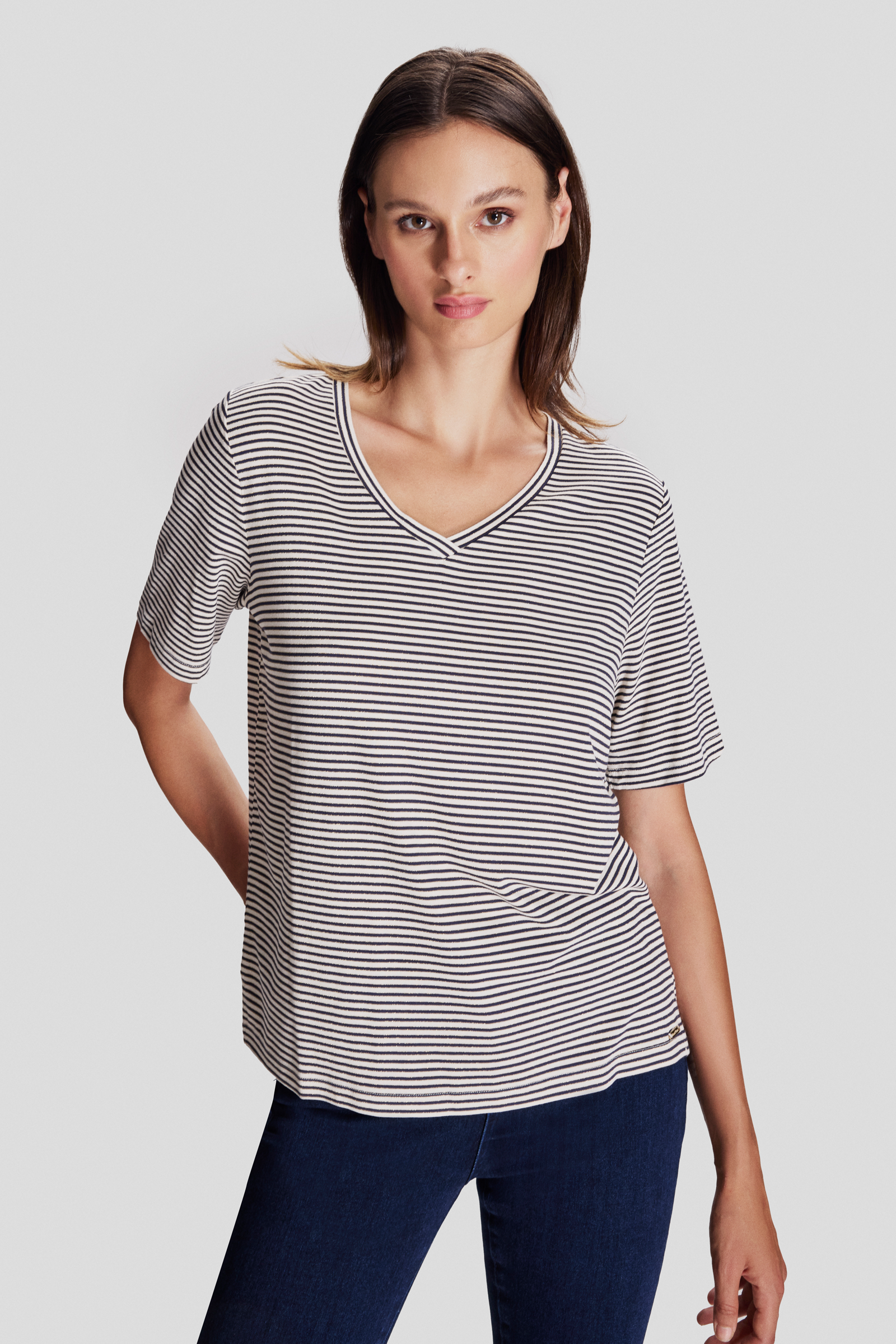 V Yaka Çizgili T-shirt