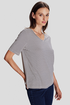 V Yaka Çizgili T-shirt