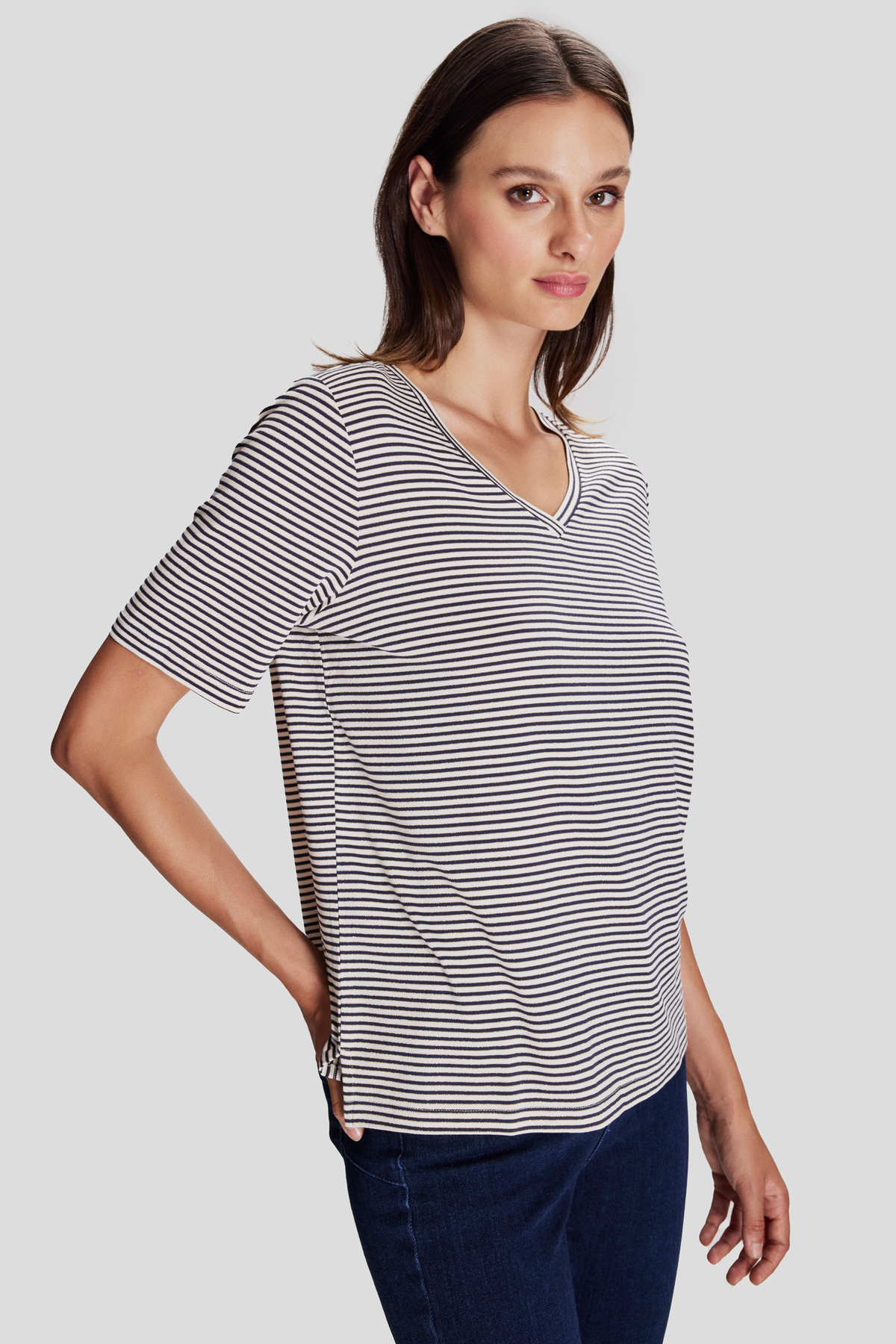 V Yaka Çizgili T-shirt