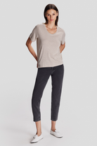 V Yaka Çizgili T-shirt