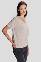 V Yaka Çizgili T-shirt