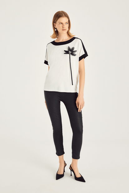 Kontrast Detaylı T-Shirt