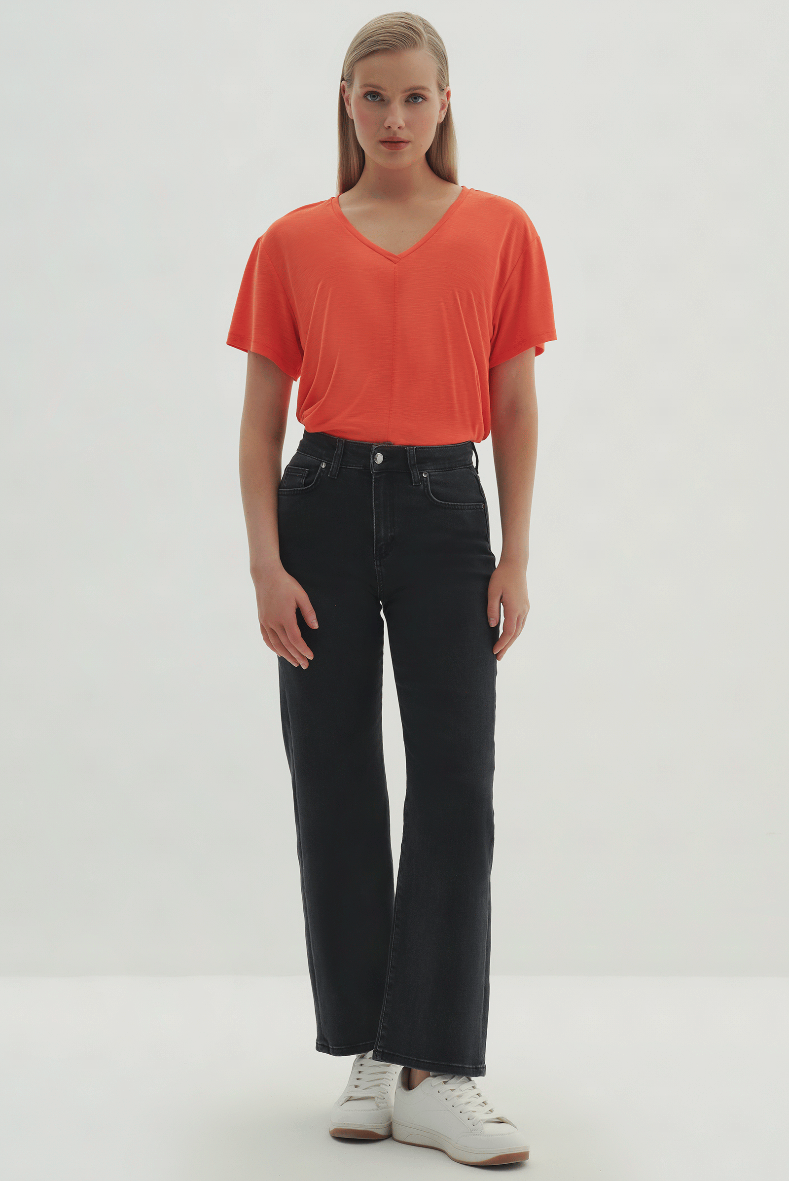 V Yaka Kısa Kollu T-Shirt