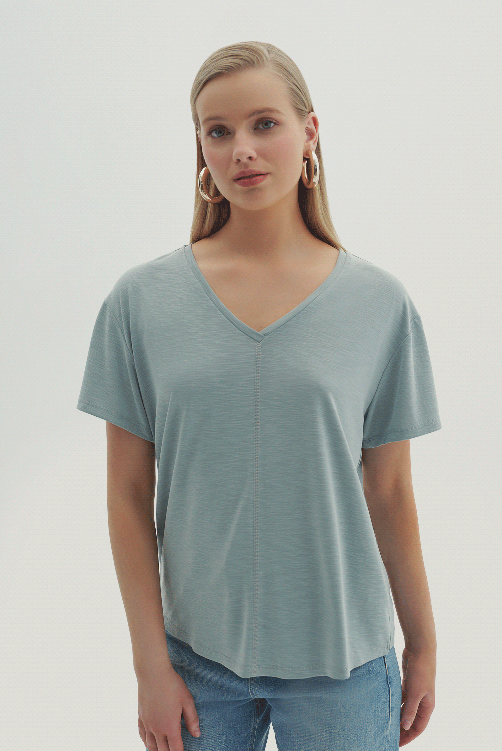 V Yaka Kısa Kollu T-Shirt