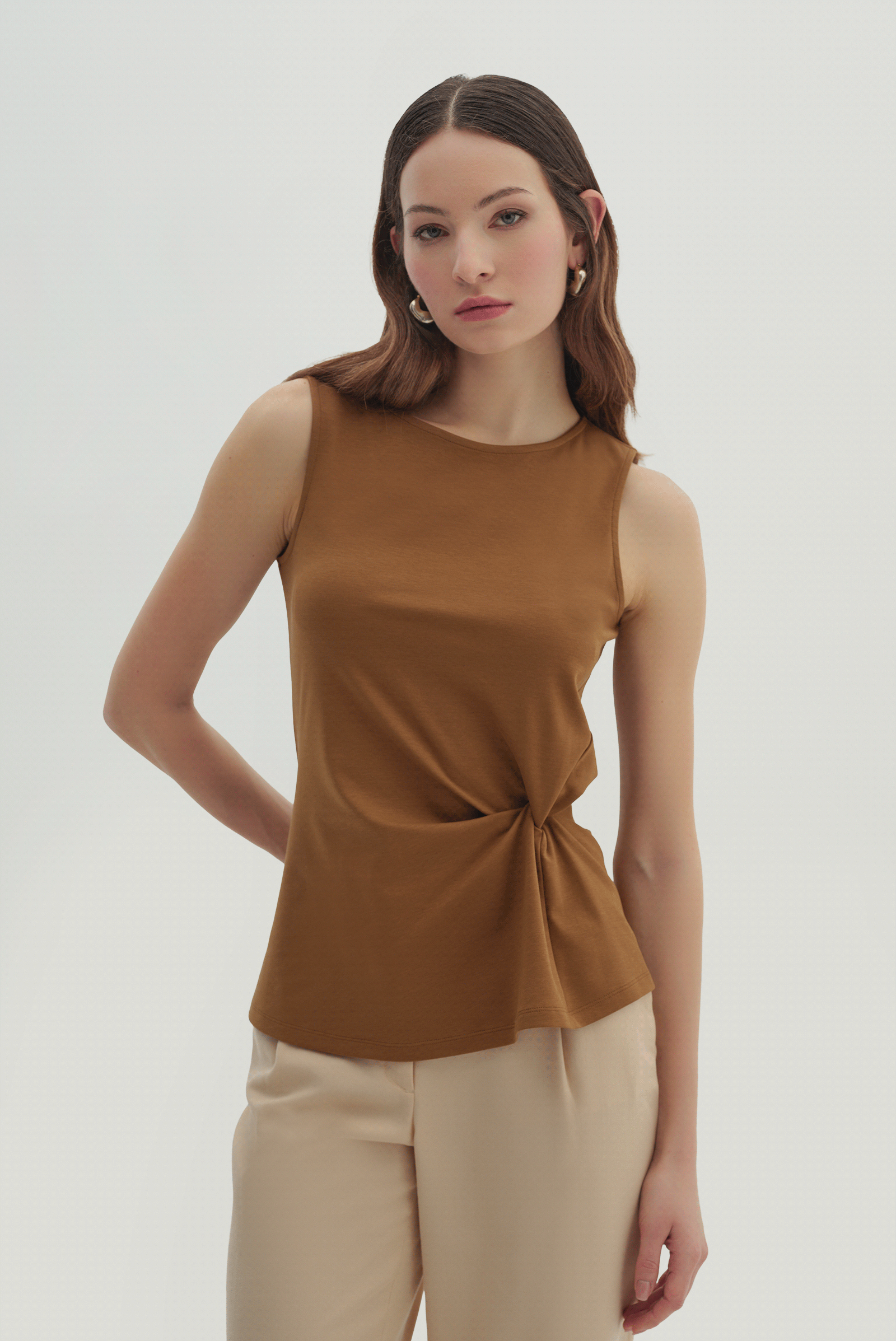 Büzgü Detaylı Kolsuz Bluz