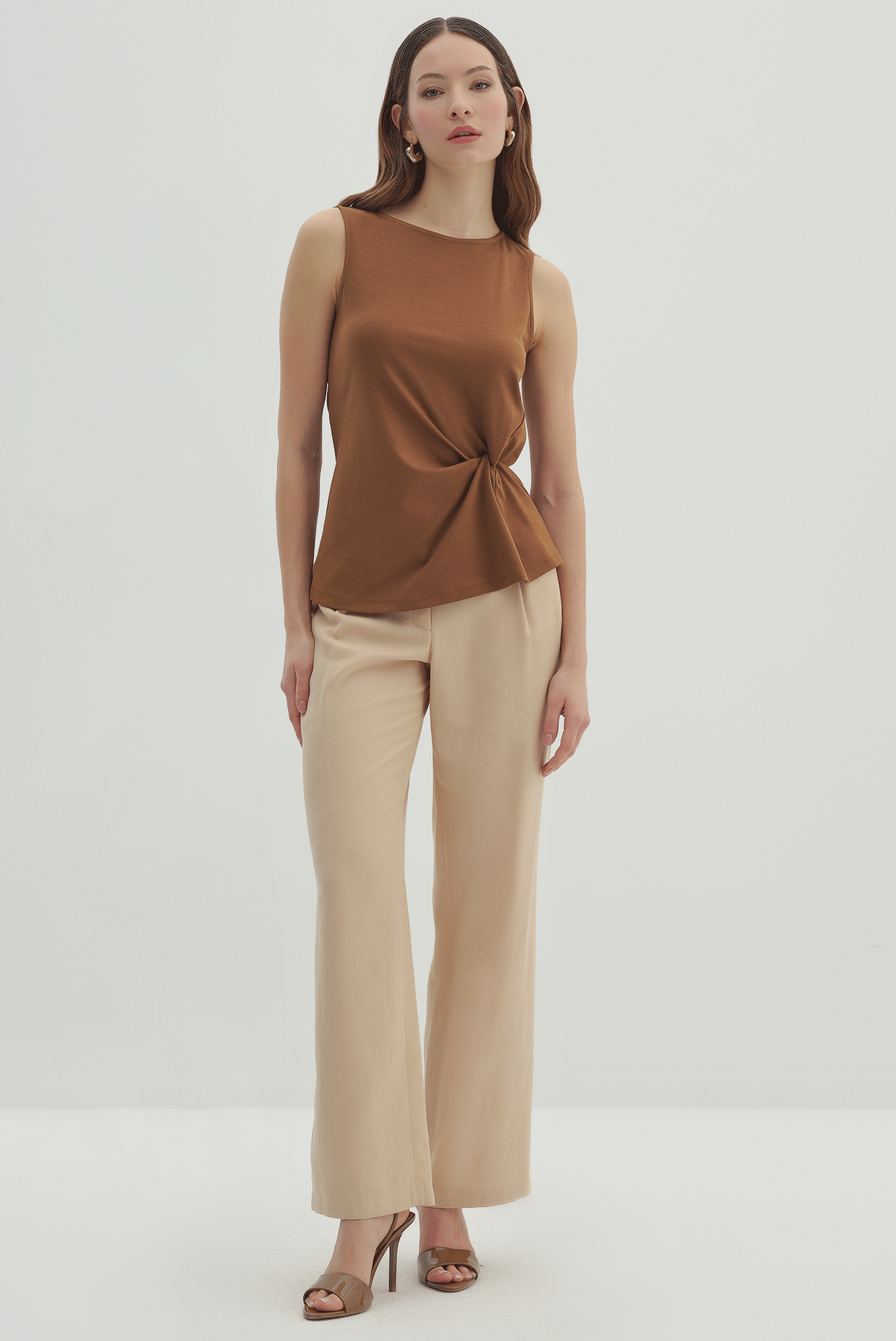 Büzgü Detaylı Kolsuz Bluz