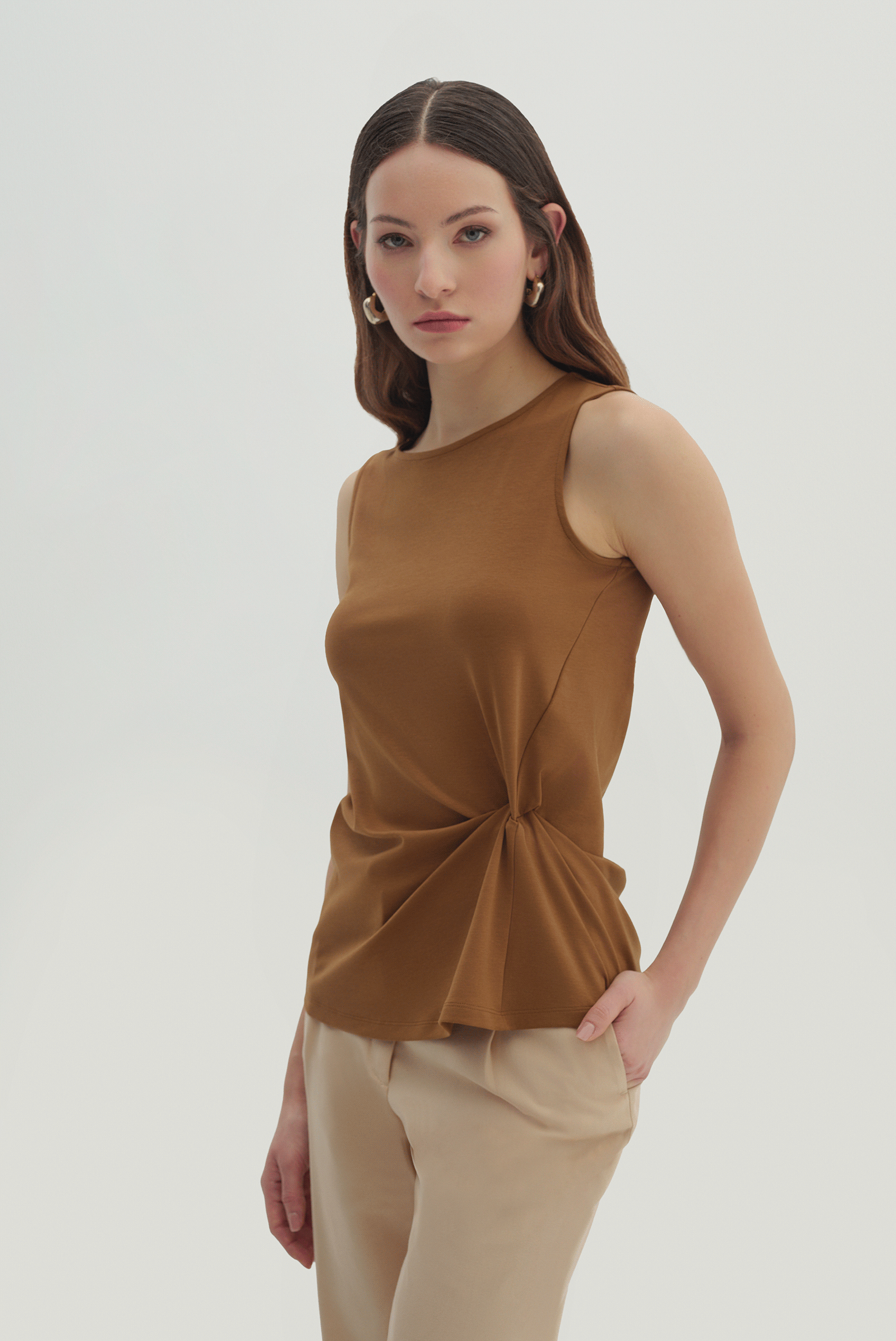 Büzgü Detaylı Kolsuz Bluz