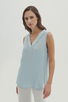 Boncuk Detaylı V Yaka Bluz