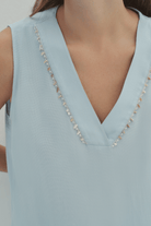 Boncuk Detaylı V Yaka Bluz