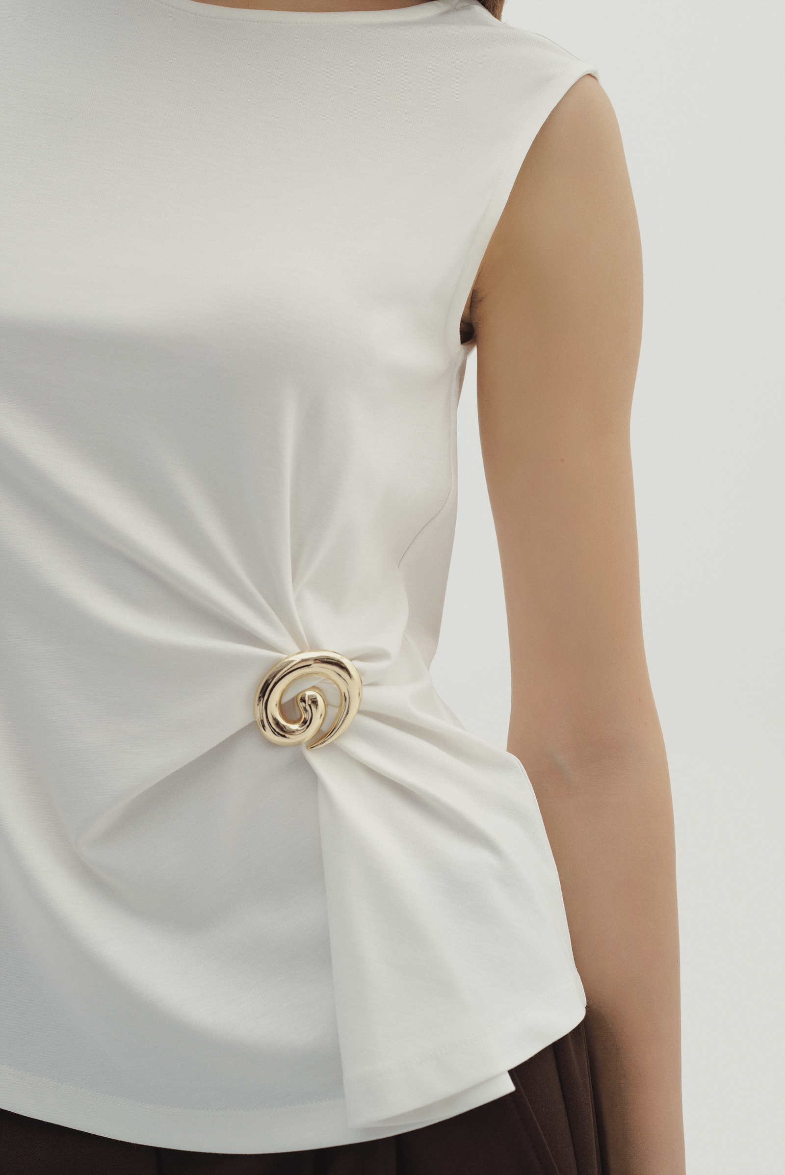 Aksesuar Detaylı Kolsuz Bluz