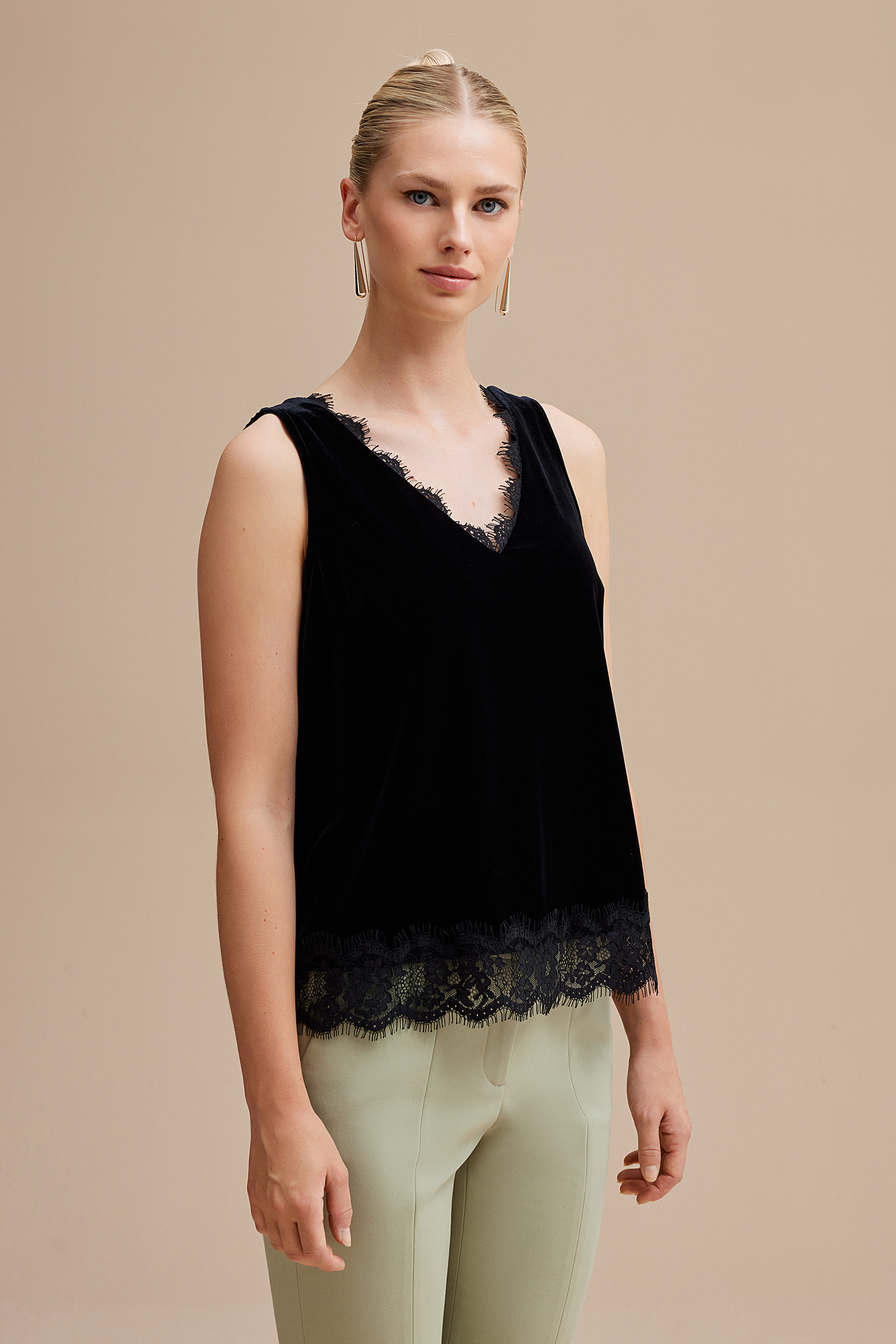 Dantelli Kadife Bluz