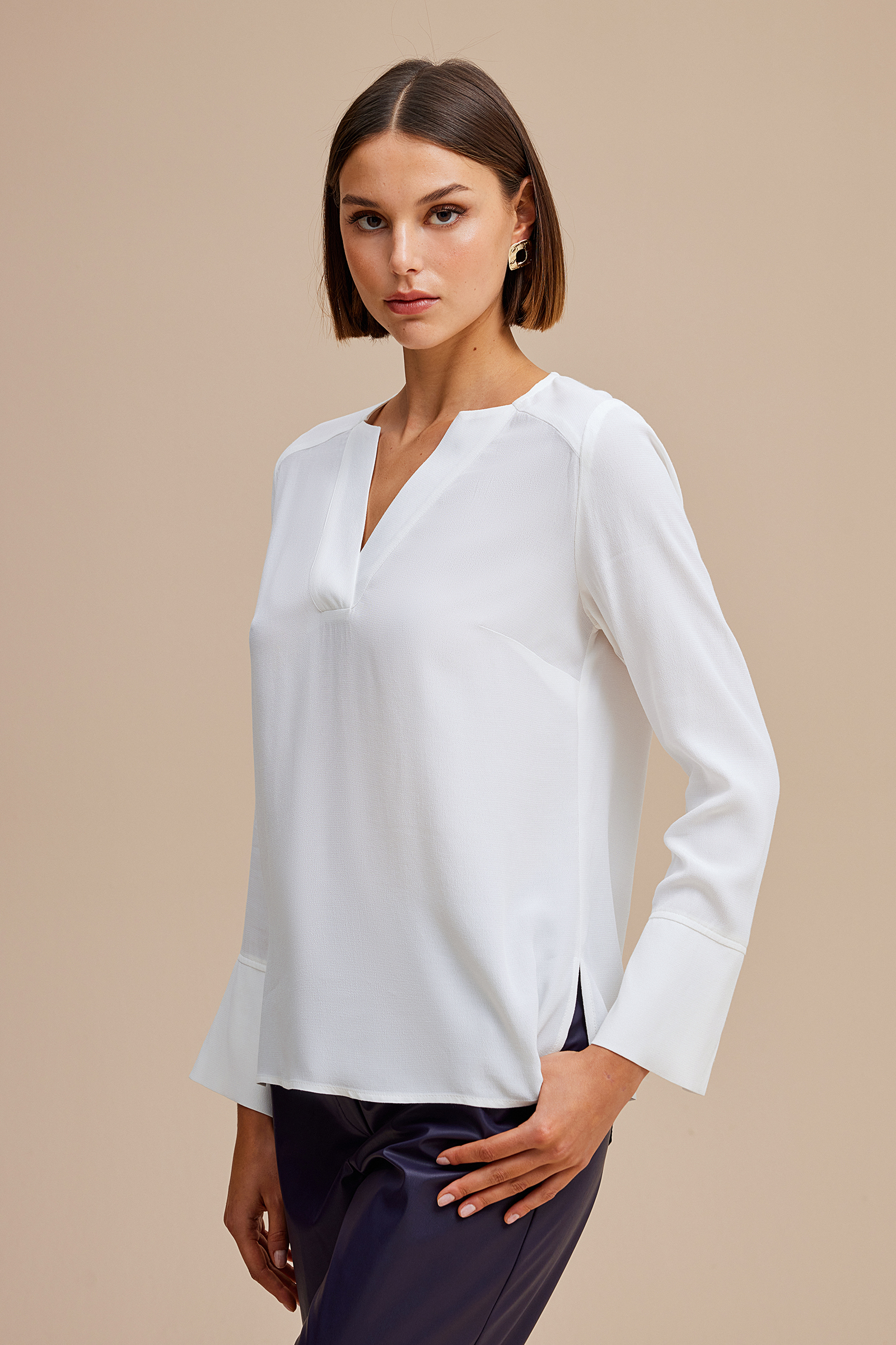 V Yaka Yırtmaçlı Bluz