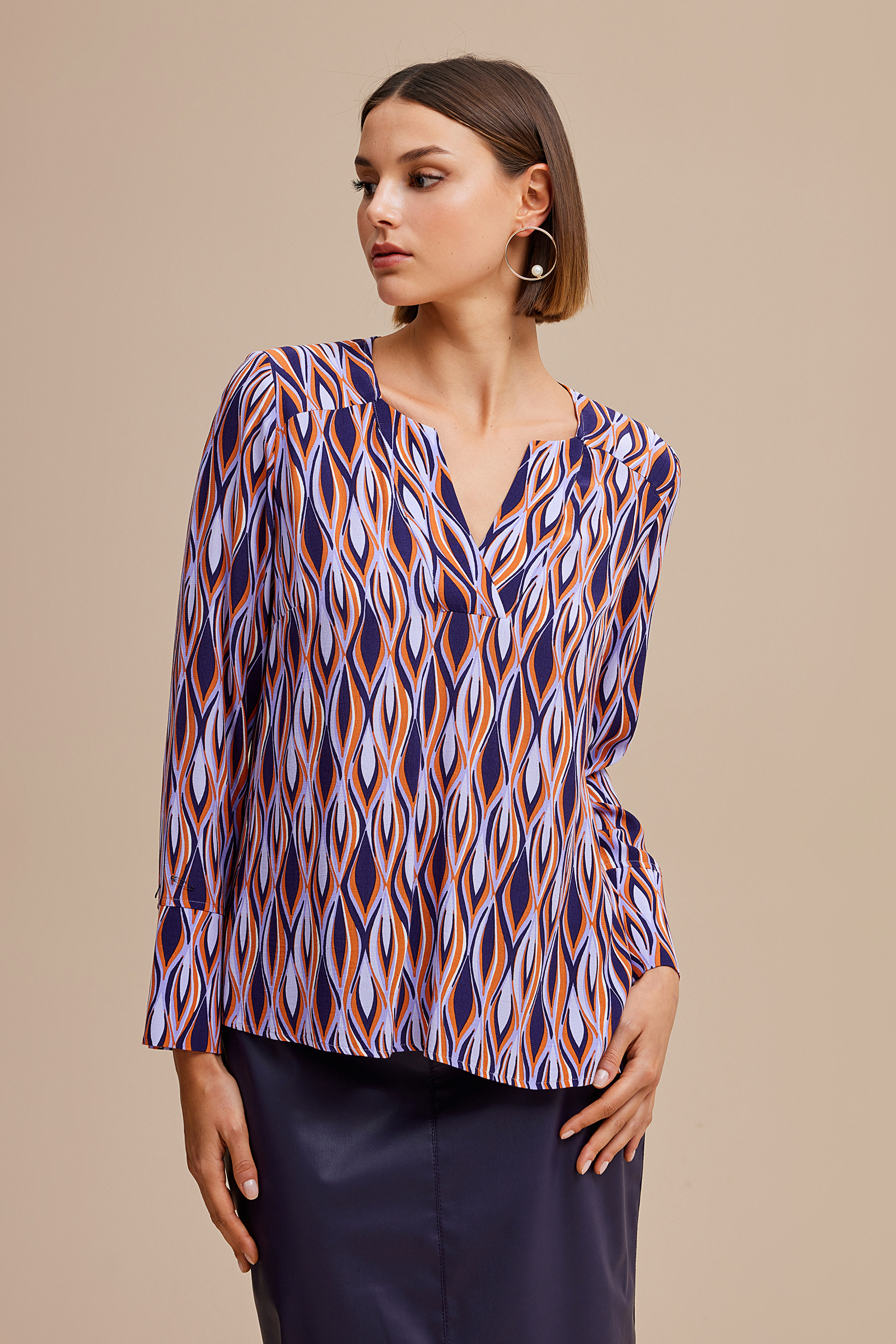 V Yaka Yırtmaçlı Bluz