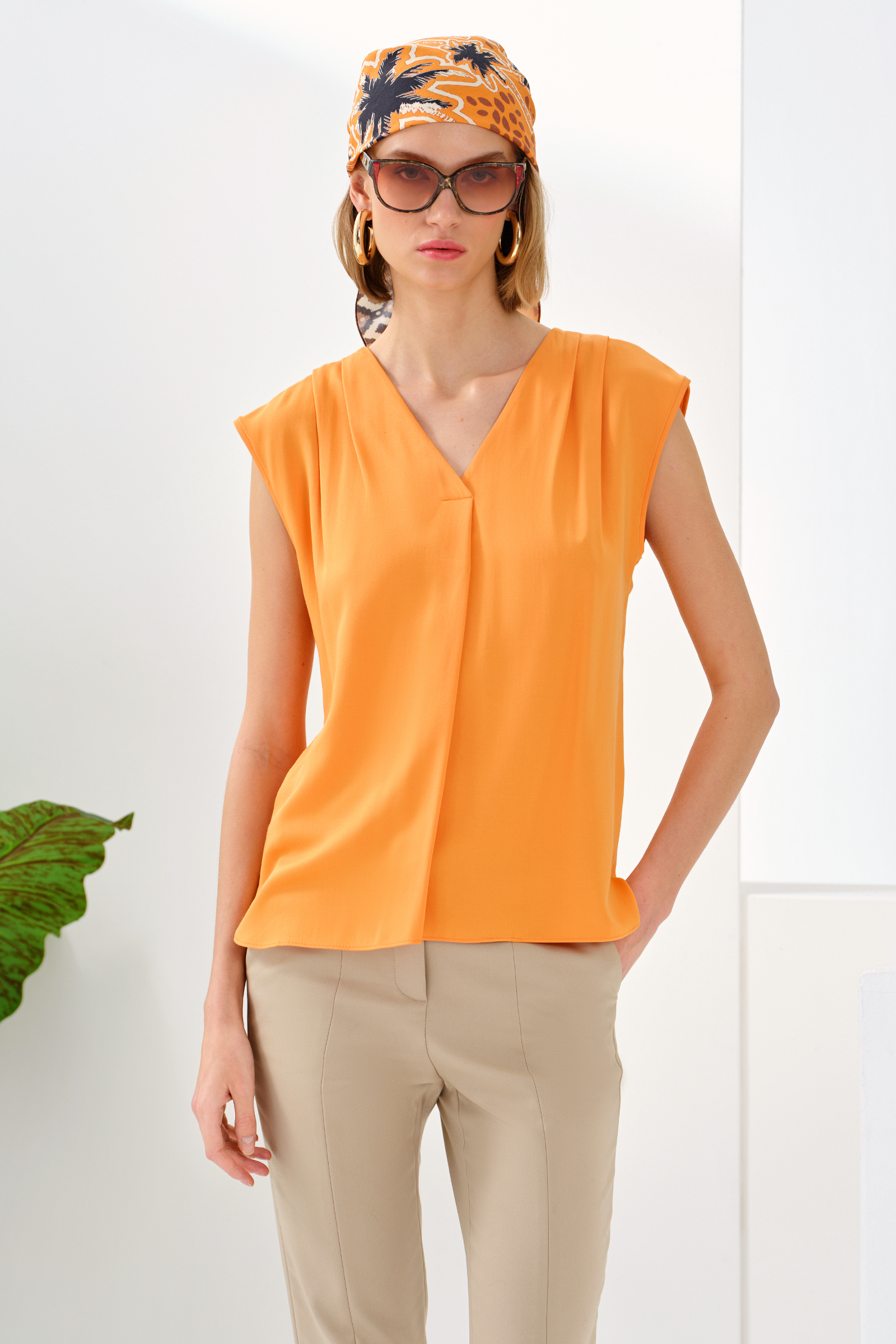 Pile Detaylı Kolsuz Bluz