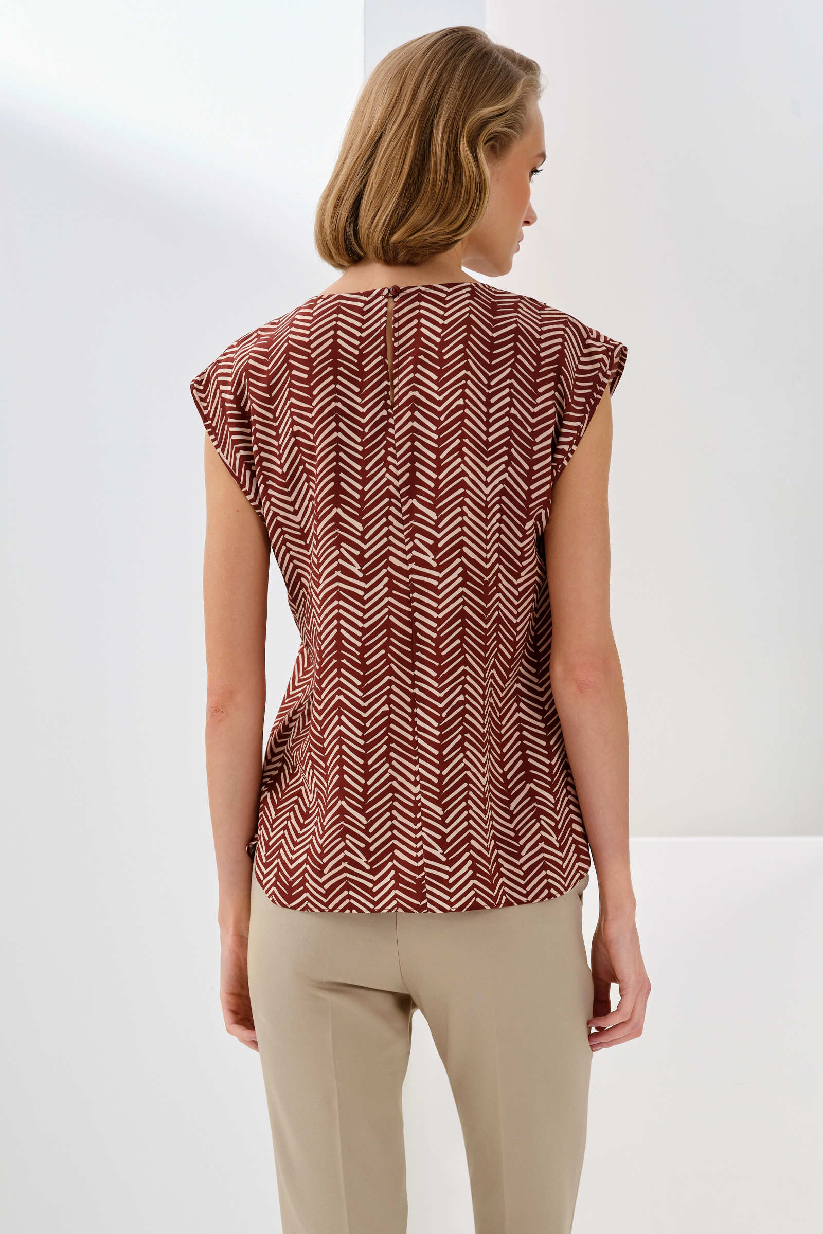 Pile Detaylı Kolsuz Bluz