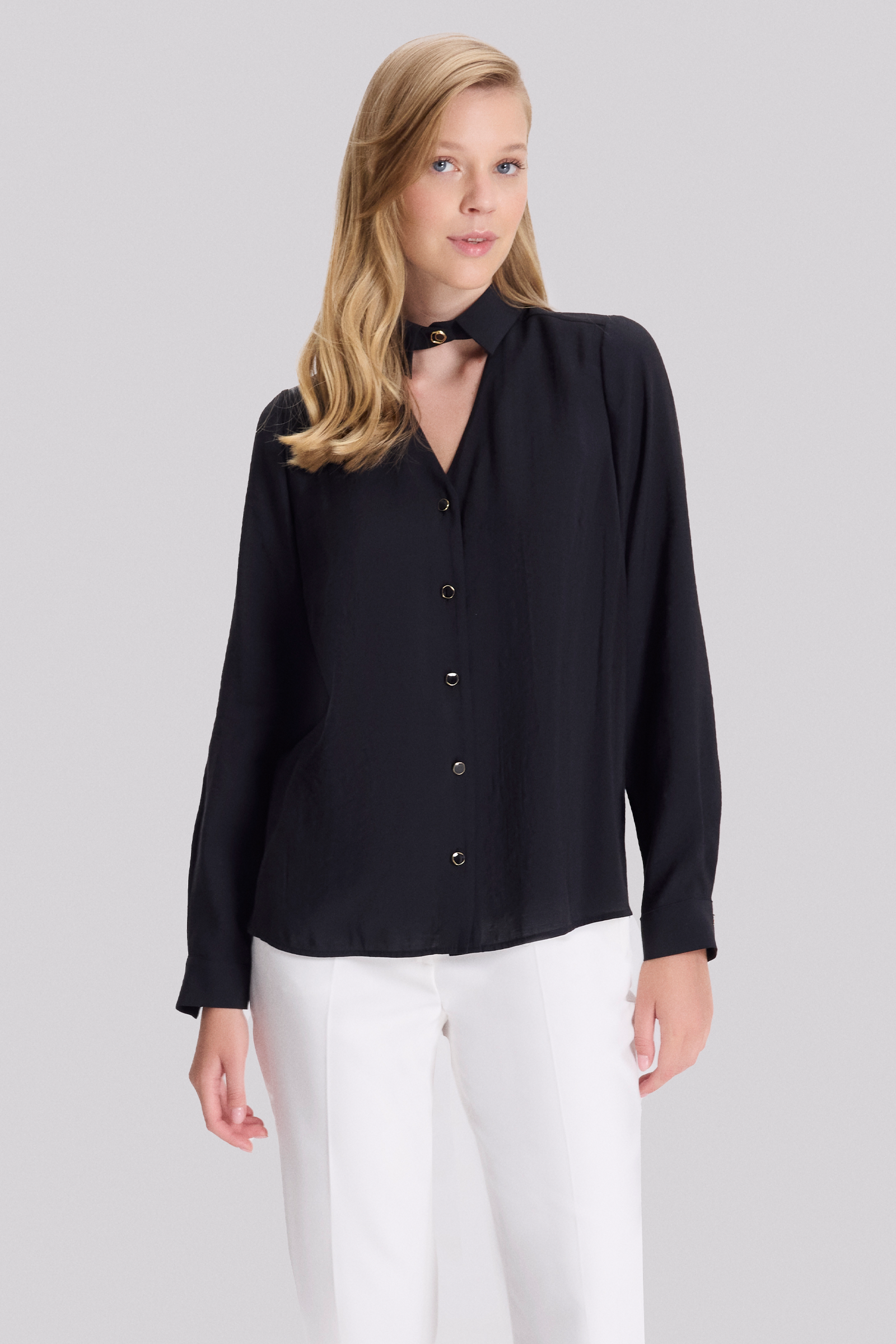 Yakası Pencere Detaylı Gömlek