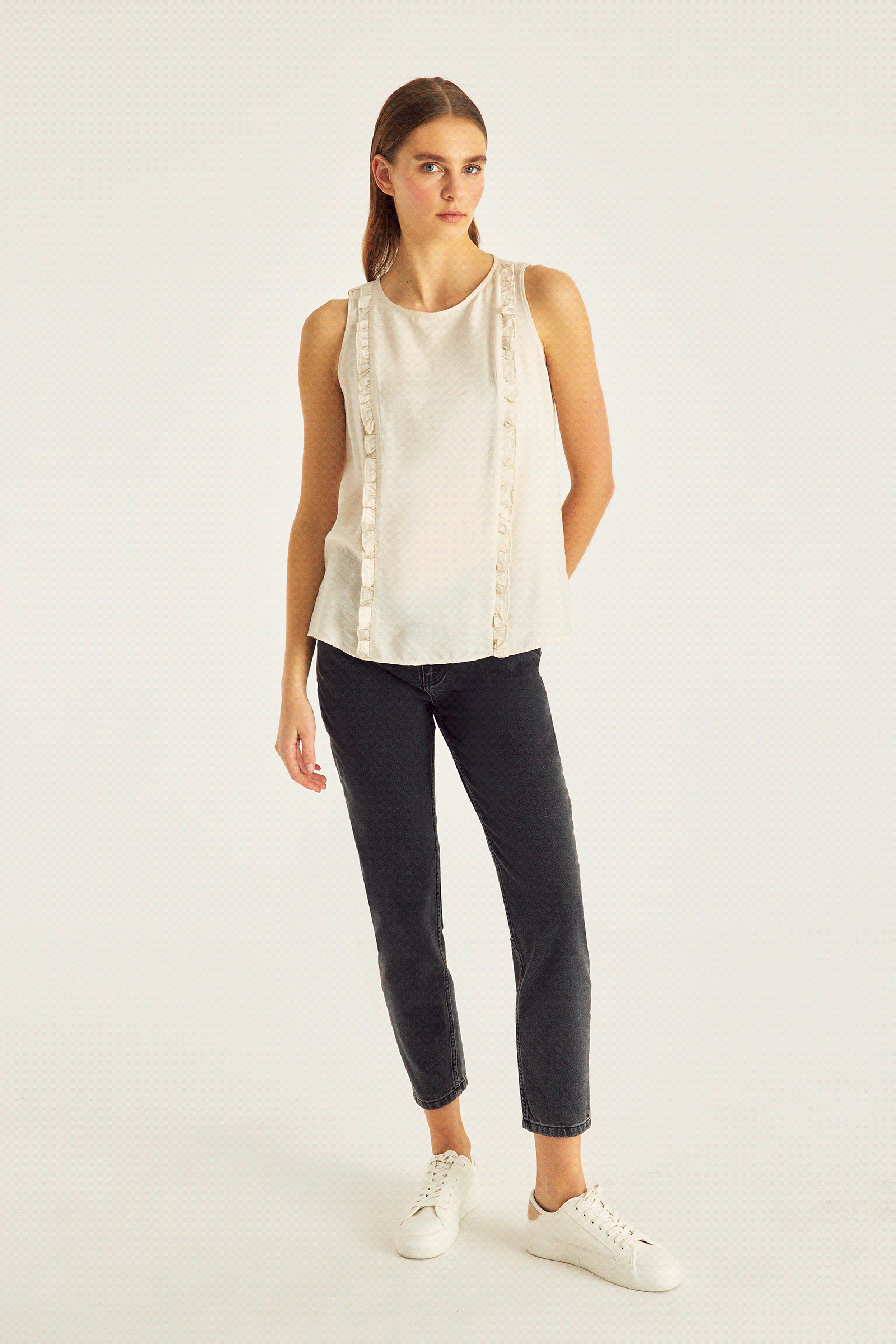 Fırfır Detaylı Kolsuz Bluz