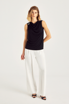 Degaje Yaka Aksesuar Detaylı Bluz