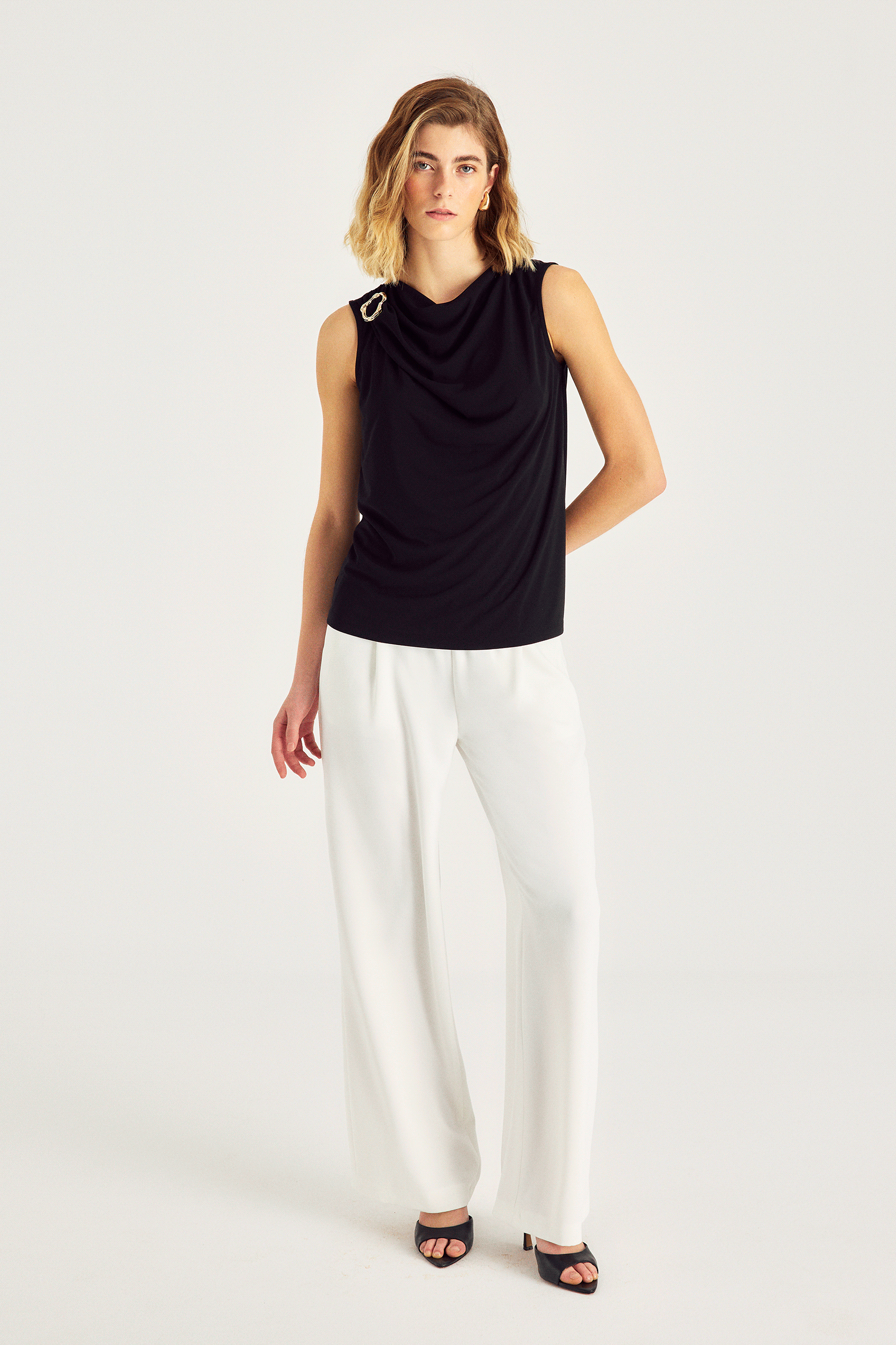 Degaje Yaka Aksesuar Detaylı Bluz