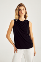 Degaje Yaka Aksesuar Detaylı Bluz