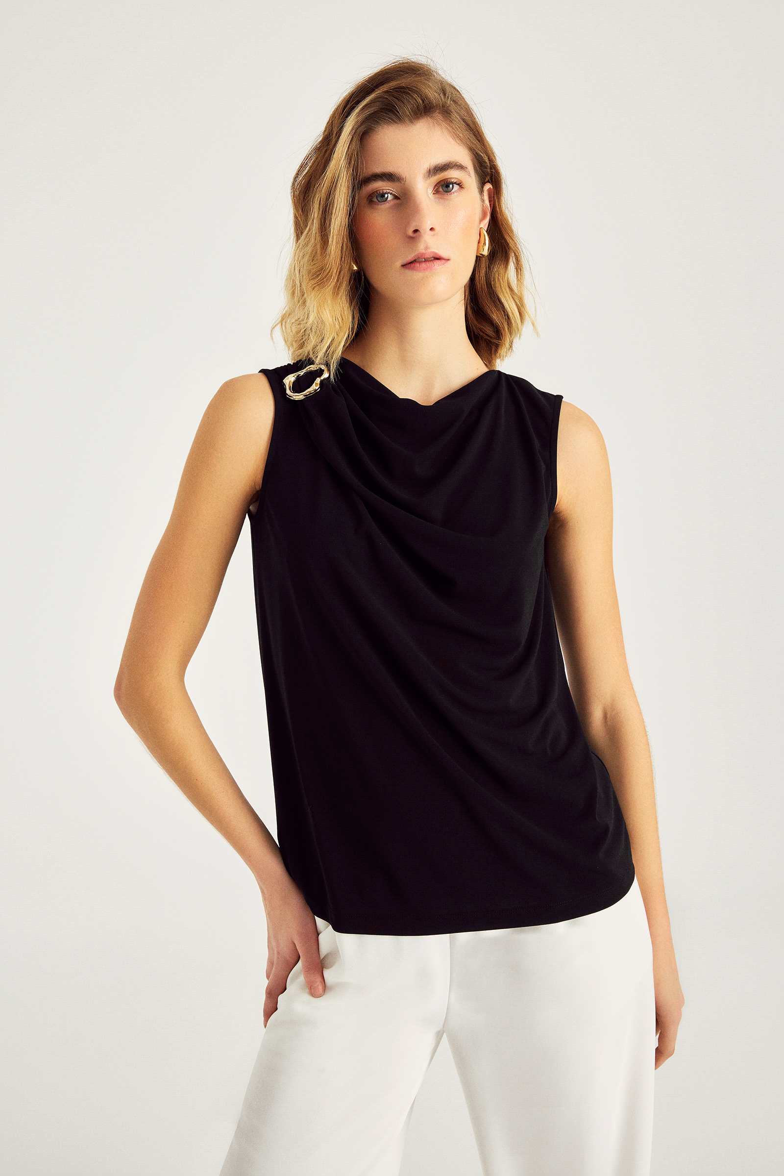 Degaje Yaka Aksesuar Detaylı Bluz