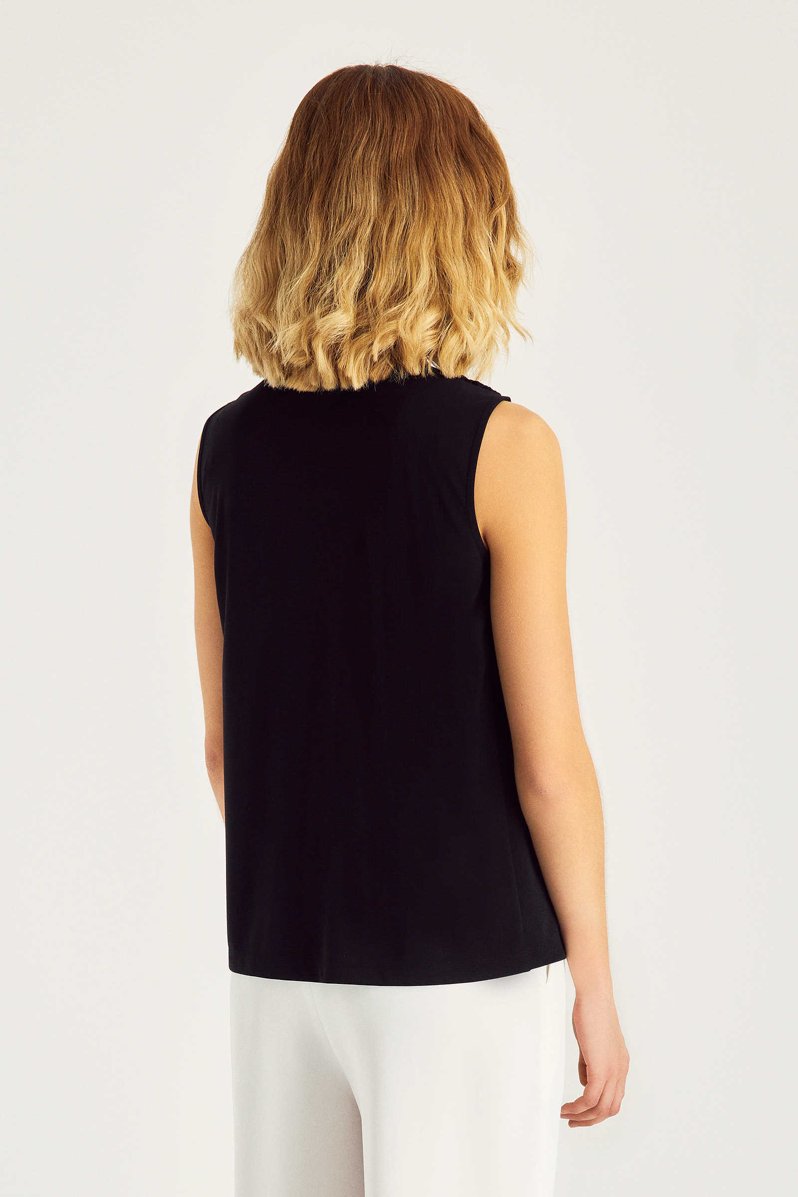 Degaje Yaka Aksesuar Detaylı Bluz