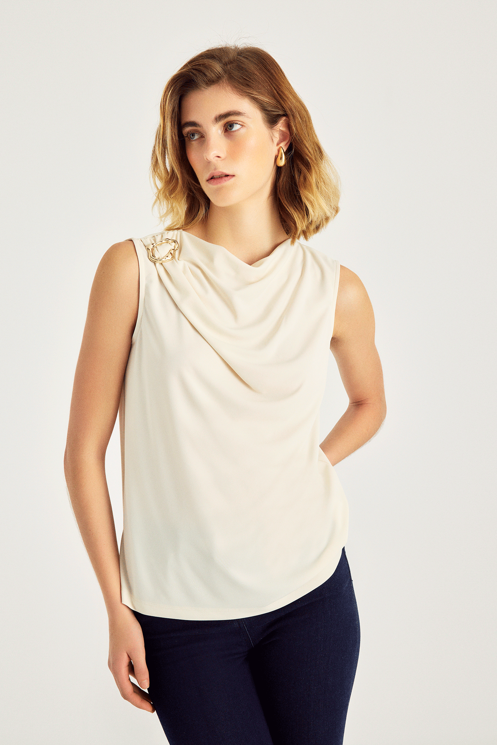 Degaje Yaka Aksesuar Detaylı Bluz