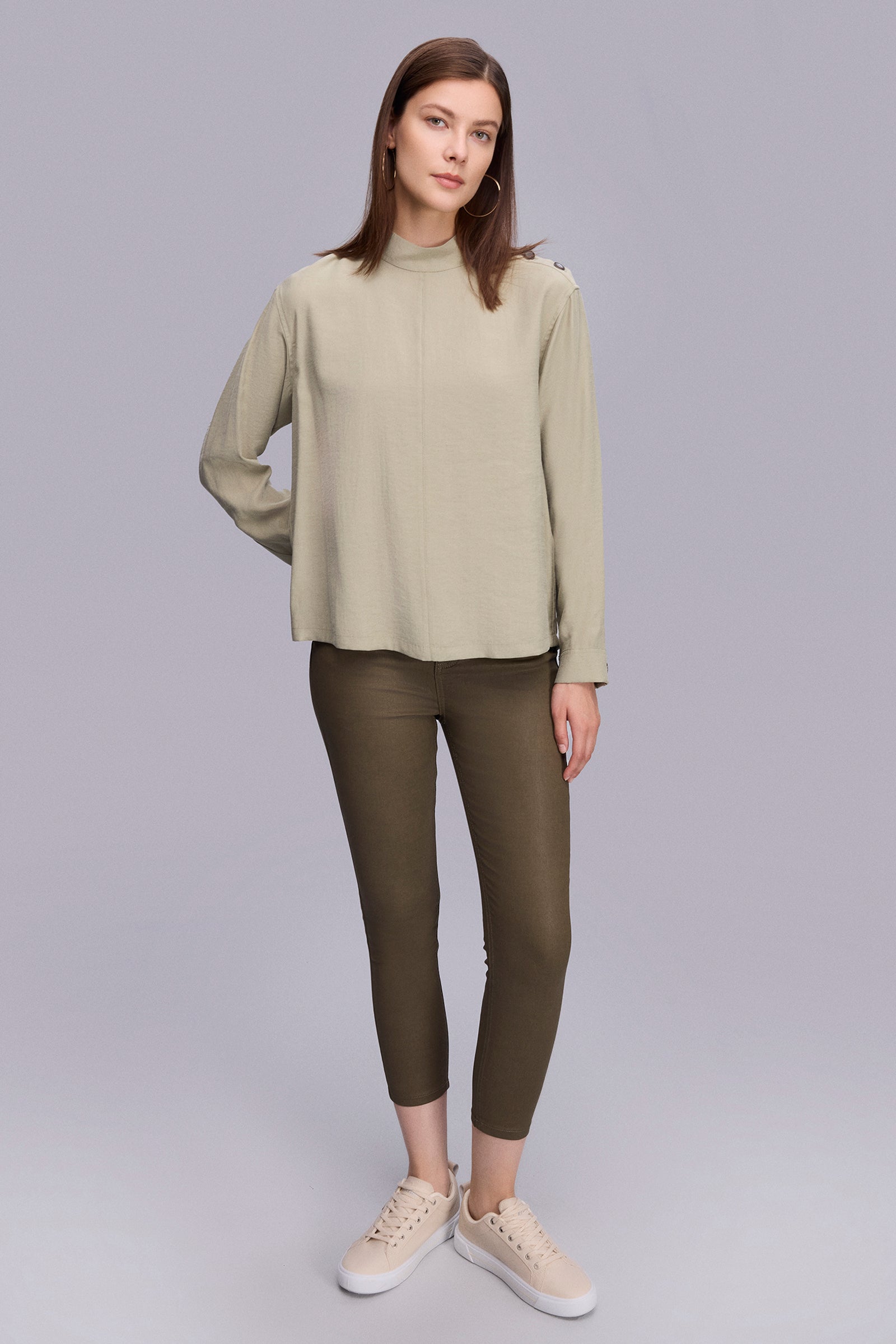 Omuzu Düğmeli Dik Yaka Bluz