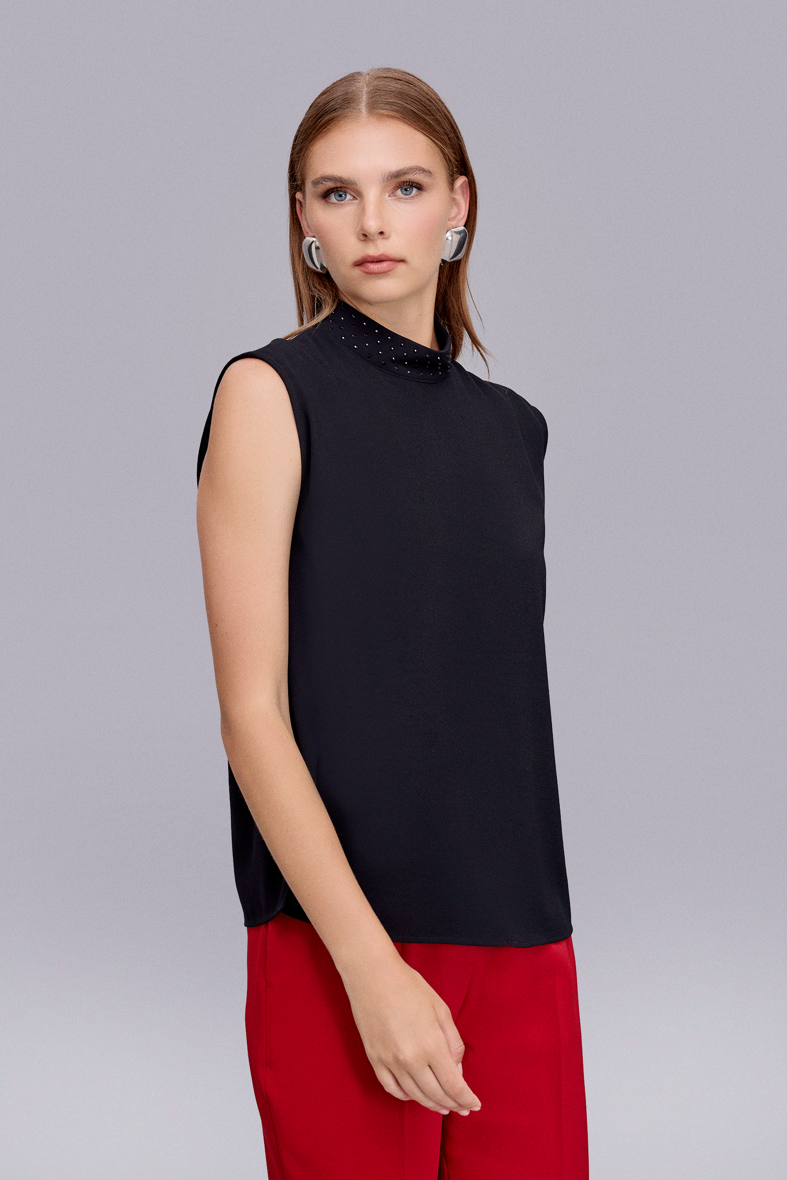 Yakası Taşlı Bej Bluz