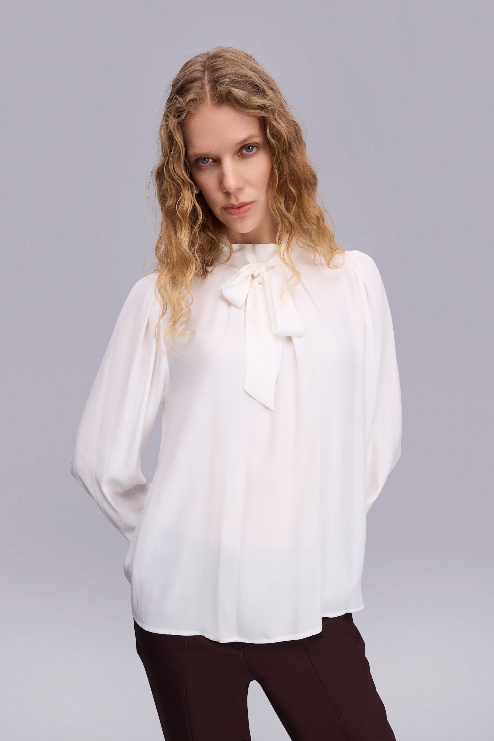 Yakası Bağlamalı Desenli Bluz