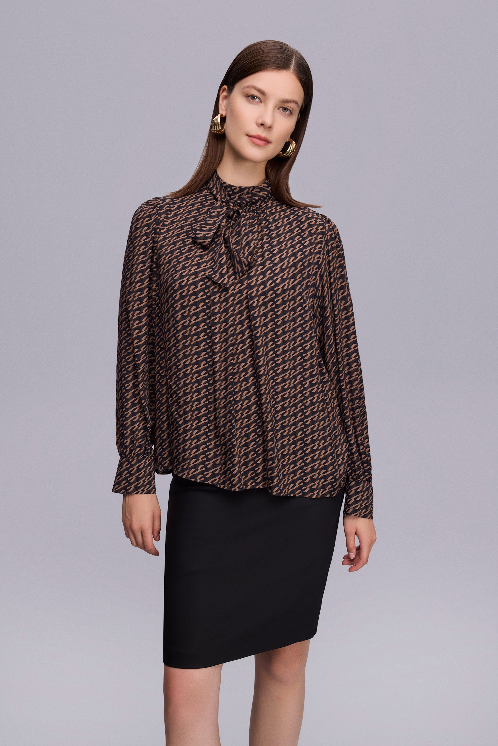 Yakası Bağlamalı Desenli Bluz