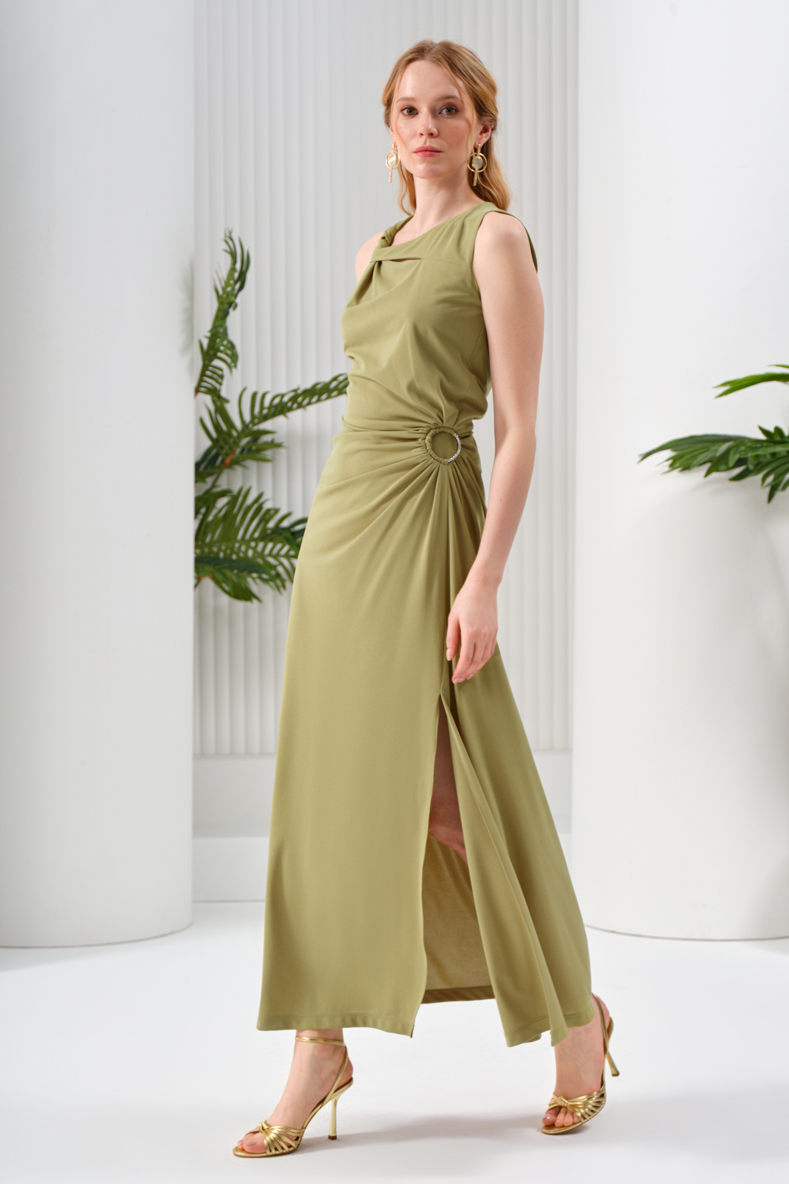 Yırtmaçlı Büzgü Detaylı Maxi Elbise