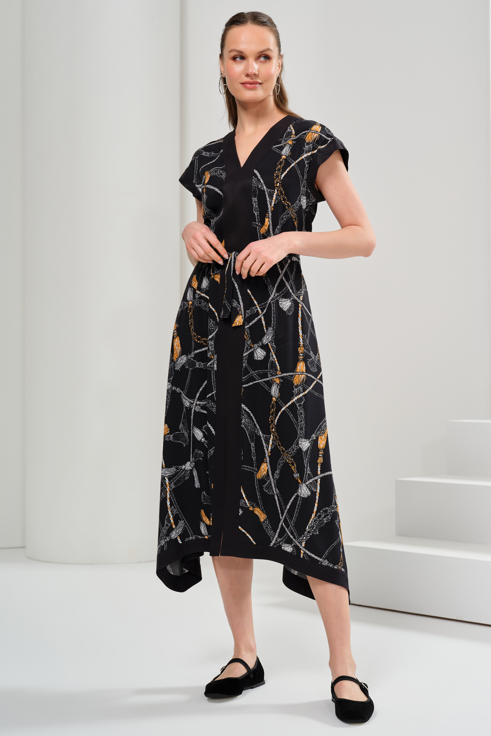 Beli Kuşaklı Asimetrik Elbise